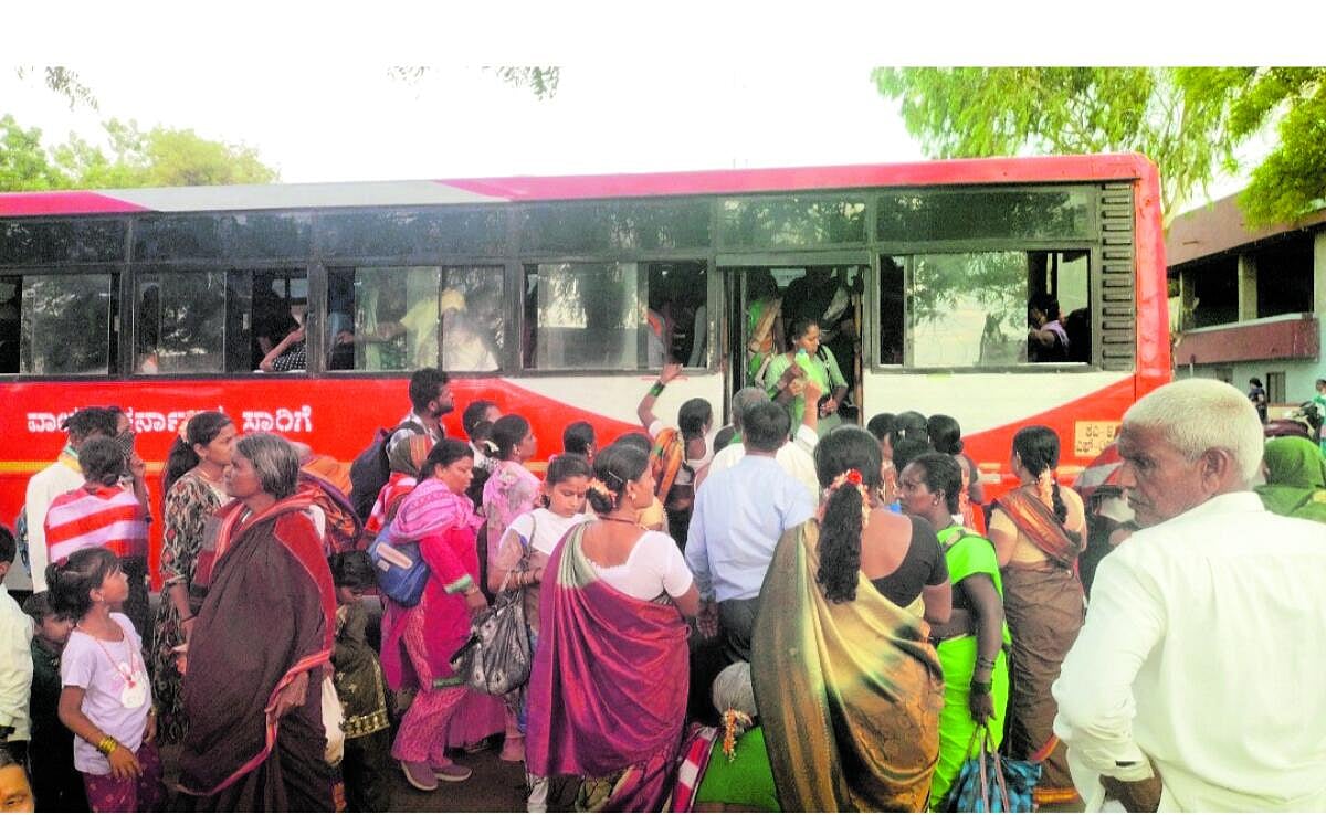 ಕುಳಗೇರಿ ಕ್ರಾಸ್ | ಮದುವೆ ಋತು: ಪ್ರಯಾಣಿಕರ ಪರದಾಟ