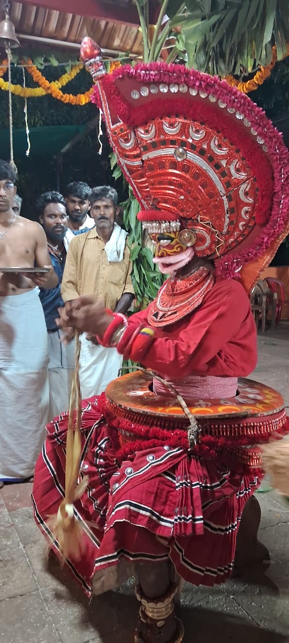 ವಿರಾಜಪೇಟೆ ಸಮೀಪದ ಬಾಳುಗೋಡುವಿನ ಶ್ರೀ ಅಗ್ನಿ ಚಾಮುಂಡಿ ದೇವಿಯ ವಾರ್ಷಿಕ ತೆರೆ ಮಹೋತ್ಸವವು ಈಚೆಗೆ ಶ್ರದ್ಧಾಭಕ್ತಿಯಿಂದ ನಡೆಯಿತು. 12ವಿಪಿಟಿ4: ಅಗ್ನಿಕುಂಡ 