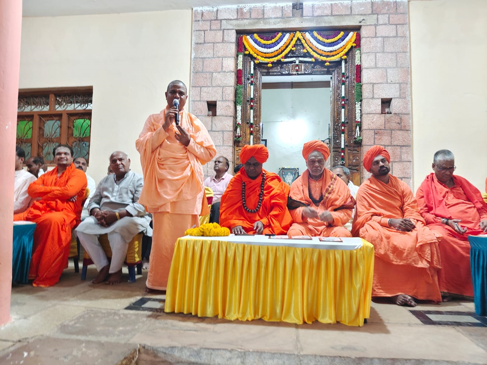 ಆಲಮಟ್ಟಿಯ ಅನ್ನದಾನೇಶ್ವರ ಪುರವರ ಹಿರೇಮಠದ ಜಾತ್ರೆಯಲ್ಲಿ ಶ್ರೀಮಠದ ಪೀಠಾಧಿಪತಿ ರುದ್ರಮುನಿ ಸ್ವಾಮೀಜಿ ಮಾತನಾಡಿದರು