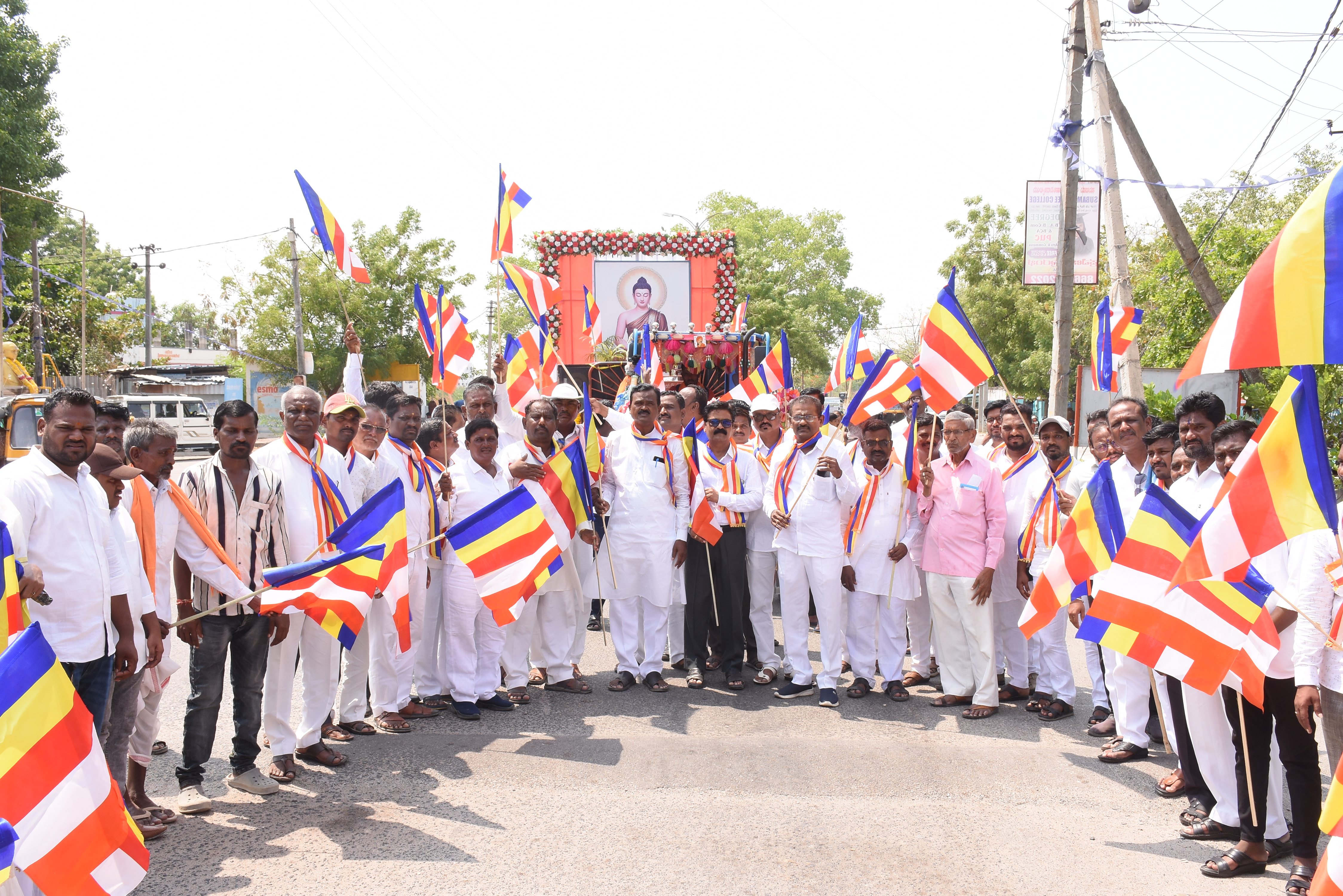 ಯಾದಗಿರಿ ನಗರದಲ್ಲಿ ಸೋಮವಾರ ಹಮ್ಮಿಕೊಂಡಿದ್ದ ಭಗವಾನ್ ಬುದ್ದ ಜಯಂತಿ ಅಂಗವಾಗಿ ಬುದ್ದನ ಭಾವಚಿತ್ರ ಮೆರವಣಿಗೆ ನಡೆಯಿತು
