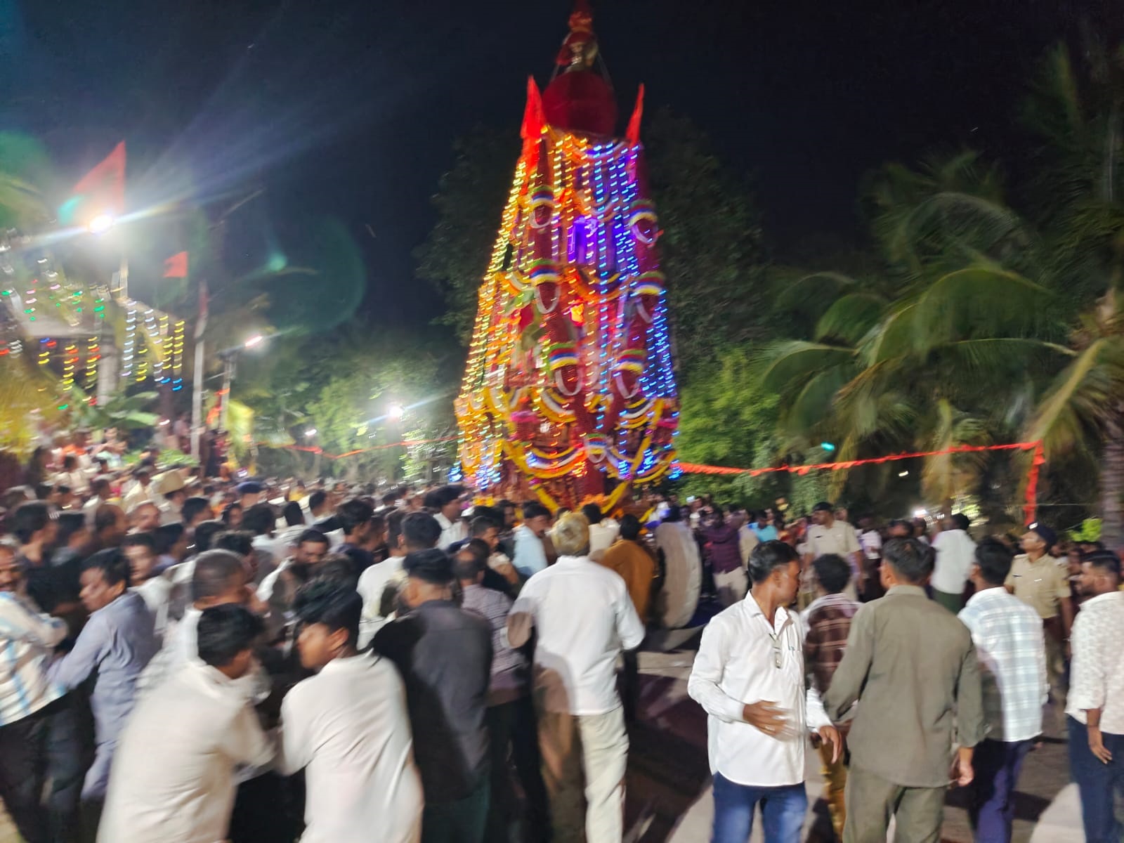 ಆಲಮಟ್ಟಿಯಲ್ಲಿ ಸೋಮವಾರ ನಡೆದ ಅನ್ನದಾನೇಶ್ವರ ಪುರವರ ಹಿರೇಮಠದ ಜಾತ್ರಾ ಮಹೋತ್ಸವದ ಅಂಗವಾಗಿ ನಡೆದ ರಥೋತ್ಸವದ ದೃಶ್ಯ