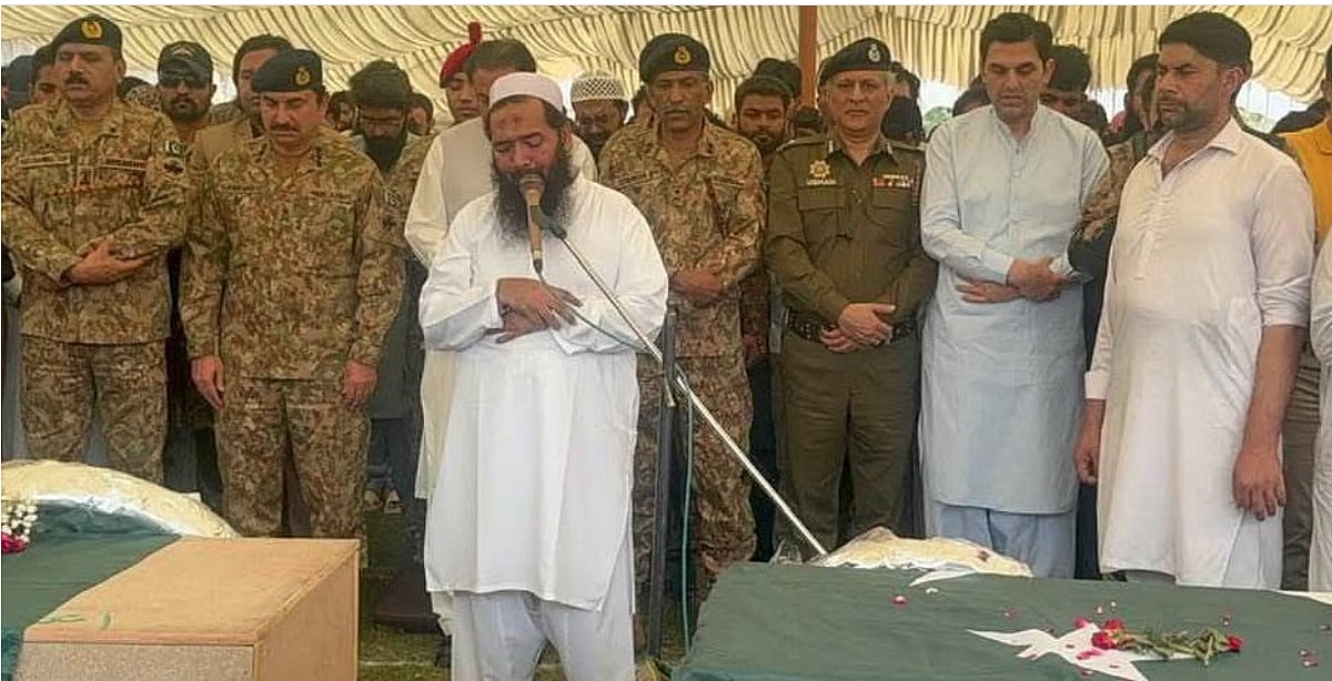 ಮೃತ ಉಗ್ರರ ಅಂತ್ಯಕ್ರಿಯೆ ನಡೆಸಿದವ ಸಾಮಾನ್ಯ ವ್ಯಕ್ತಿ? ಪಾಕ್ ಬಣ್ಣ ಬಯಲಿಗೆಳೆದ PIB