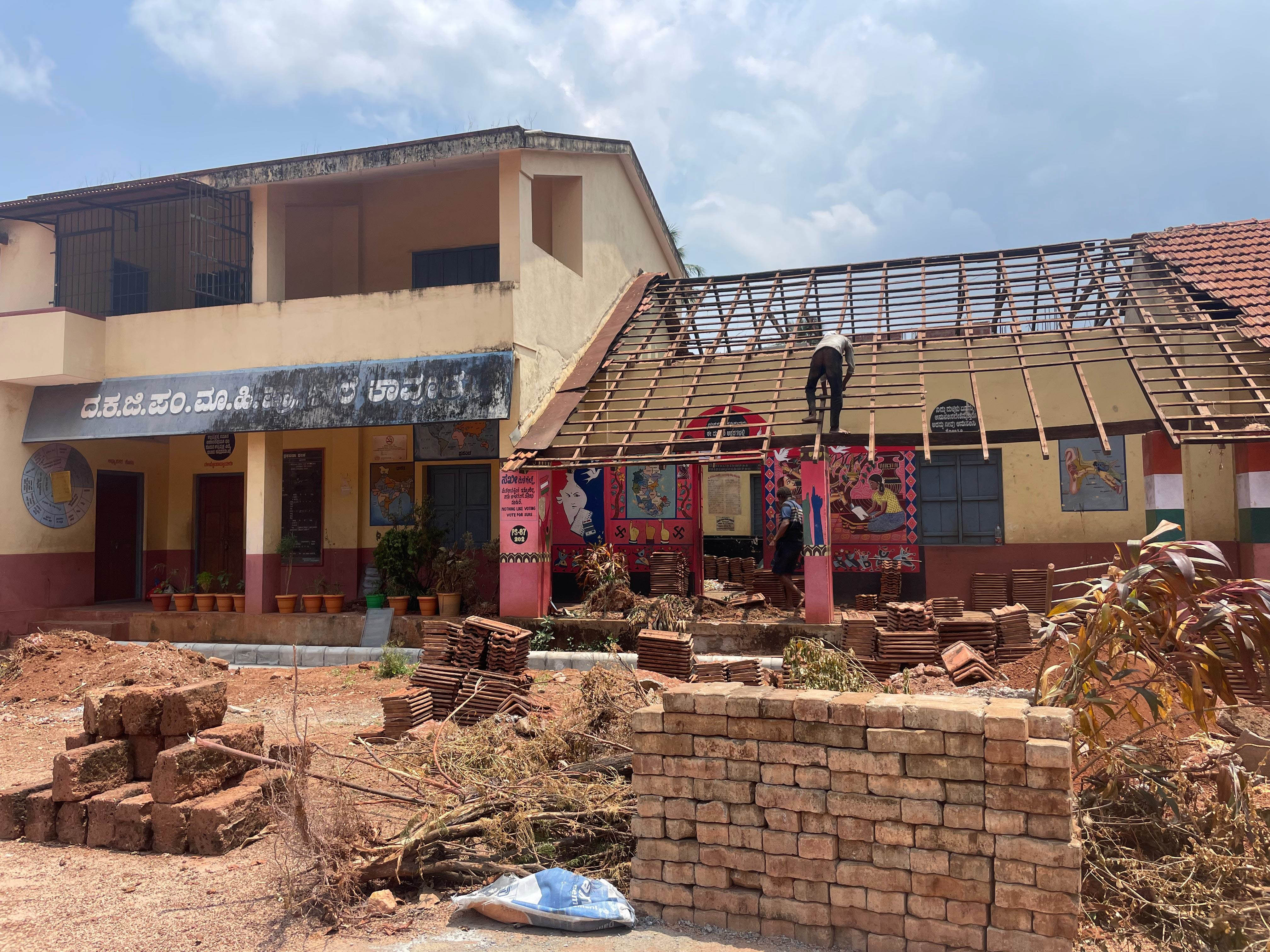 ಕಾವೂರು ಸರ್ಕಾರಿ ಹಿರಿಯ ಪ್ರಾಥಮಿಕ ಶಾಲೆಯ ದುರಸ್ತಿ ಕಾರ್ಯ ನಡೆಯುತ್ತಿದೆ ಪ್ರಜಾವಾಣಿ ಚಿತ್ರ : ಫಕ್ರುದ್ದೀನ್ ಎಚ್