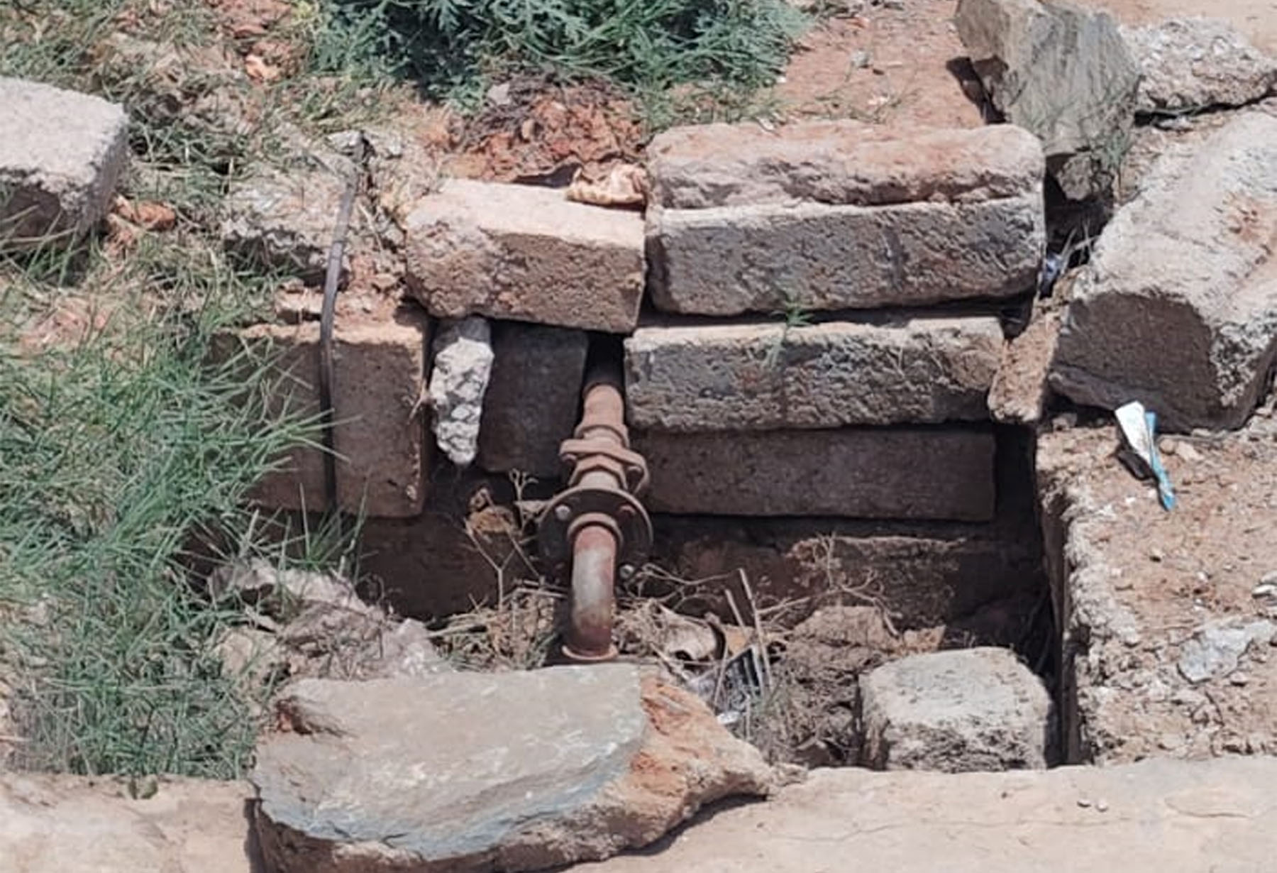 ಚಳಗೇರಿ ಗ್ರಾಮದ ಶ್ರೀಧರ ಅಂಗಡಿ ಅವರ ಮನೆಮುಂದೆ ಇರುವ ಬೋರ್‌ವೆಲ್‌ ಗುಂಡಿ ಮುಚ್ಚಿಲ್ಲ.