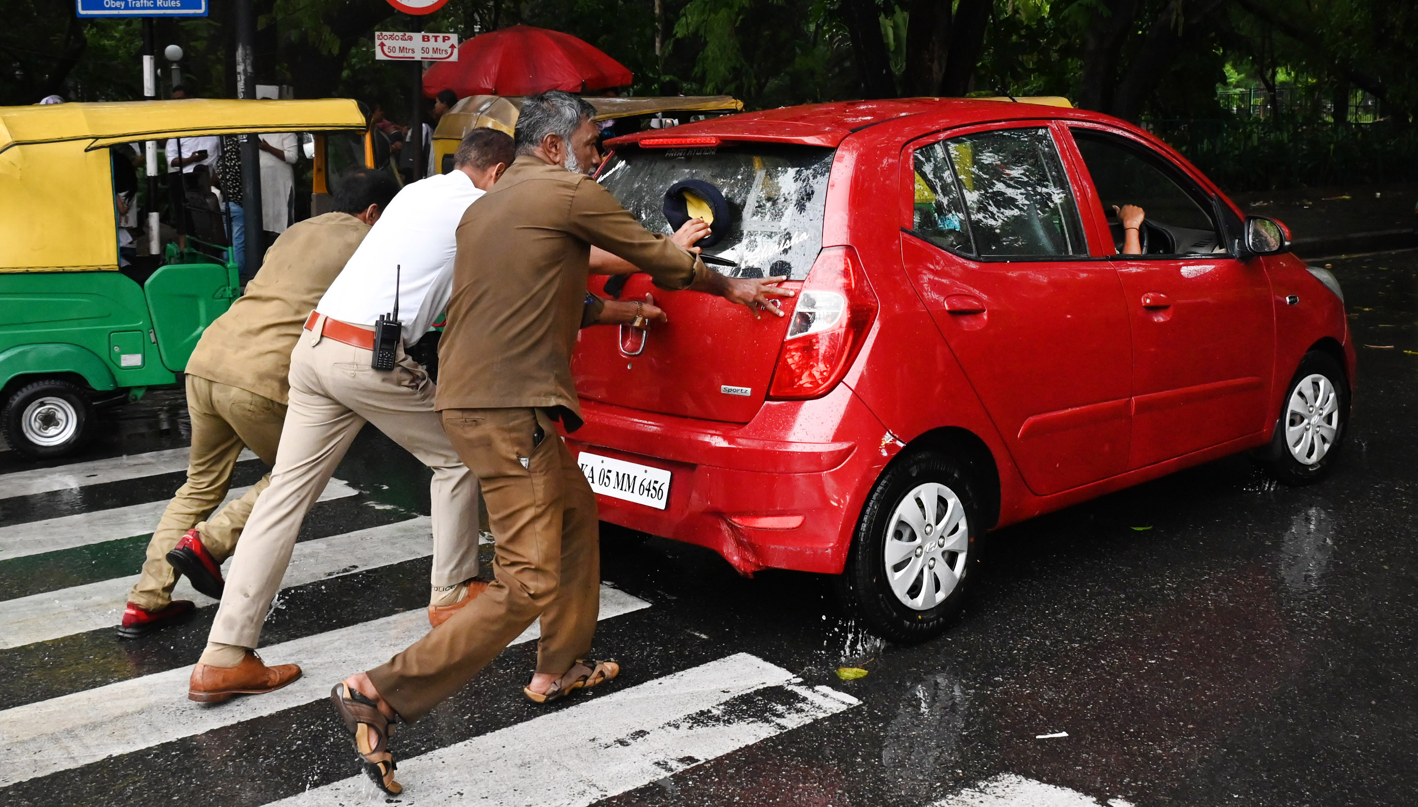 ಮಳೆ ಸುರಿದ ವೇಳೆ ಎಂ.ಜಿ.ರಸ್ತೆ ಮಧ್ಯೆ ಕೆಟ್ಟು ನಿಂತ ವಾಹನವನ್ನು ಪೊಲೀಸ್ ಸಿಬ್ಬಂದಿ ಮತ್ತು ಆಟೊ ಡ್ರೈವರ್‌ಗಳು ರಸ್ತೆ ಪಕ್ಕಕೆ ಸರಿಸಿದರು.
ಪ್ರಜಾವಾಣಿ ಚಿತ್ರ 
