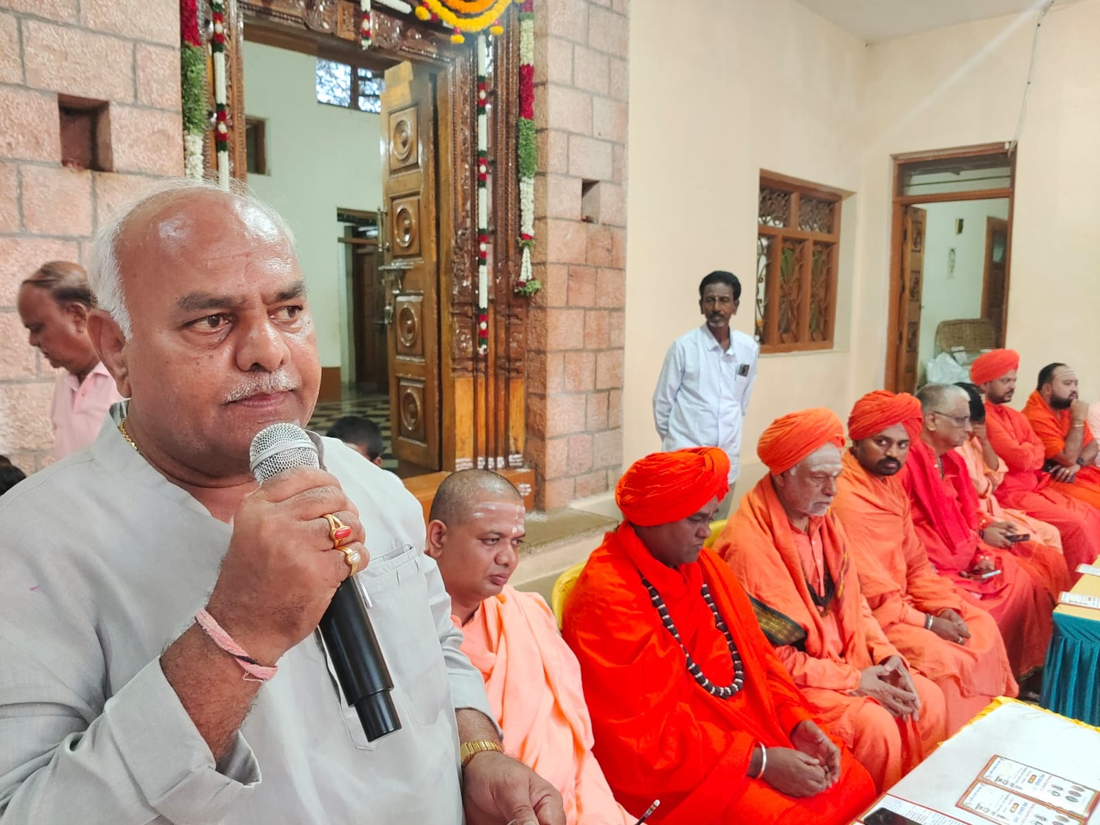 ಆಲಮಟ್ಟಿಯ ಅನ್ನದಾನೇಶ್ವರ ಪುರವರ ಹಿರೇಮಠದ ಜಾತ್ರೆಯಲ್ಲಿ ಸಚಿವ ಶಿವಾನಂದ ಪಾಟೀಲ ಮಾತನಾಡಿದರು