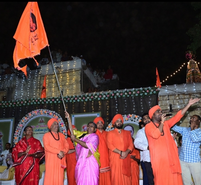 ಮಾದನಹಿಪ್ಪರಗಿ ಗ್ರಾಮದಲ್ಲಿನ ಶ್ರೀ ಶಿವಲಿಂಗೇಶ್ವರ ರಥೋತ್ಸವಕ್ಕೆ ಪದ್ಮಶ್ರೀ ಪುರಸ್ಕೃತೆ  ವಿಜಯಲಲಕ್ಷ್ಮಿ ದೇಶಮಾನೆ ಧ್ವಜ ಬೀಸಿ ರಥೋತ್ಸವಕ್ಕೆ ಚಾಲನೆ ನೀಡಿದರು. ಅಭಿನವ ಶಿವಲಿಂಗ ಸ್ವಾಮೀಜಿ ಸಿದ್ಧಲಿಂಗ ಸ್ವಾಮೀಜಿ  ಮಹಾಂತ ಸ್ವಾಮೀಜಿ ಉಪಸ್ಥಿತರಿದ್ದರು.