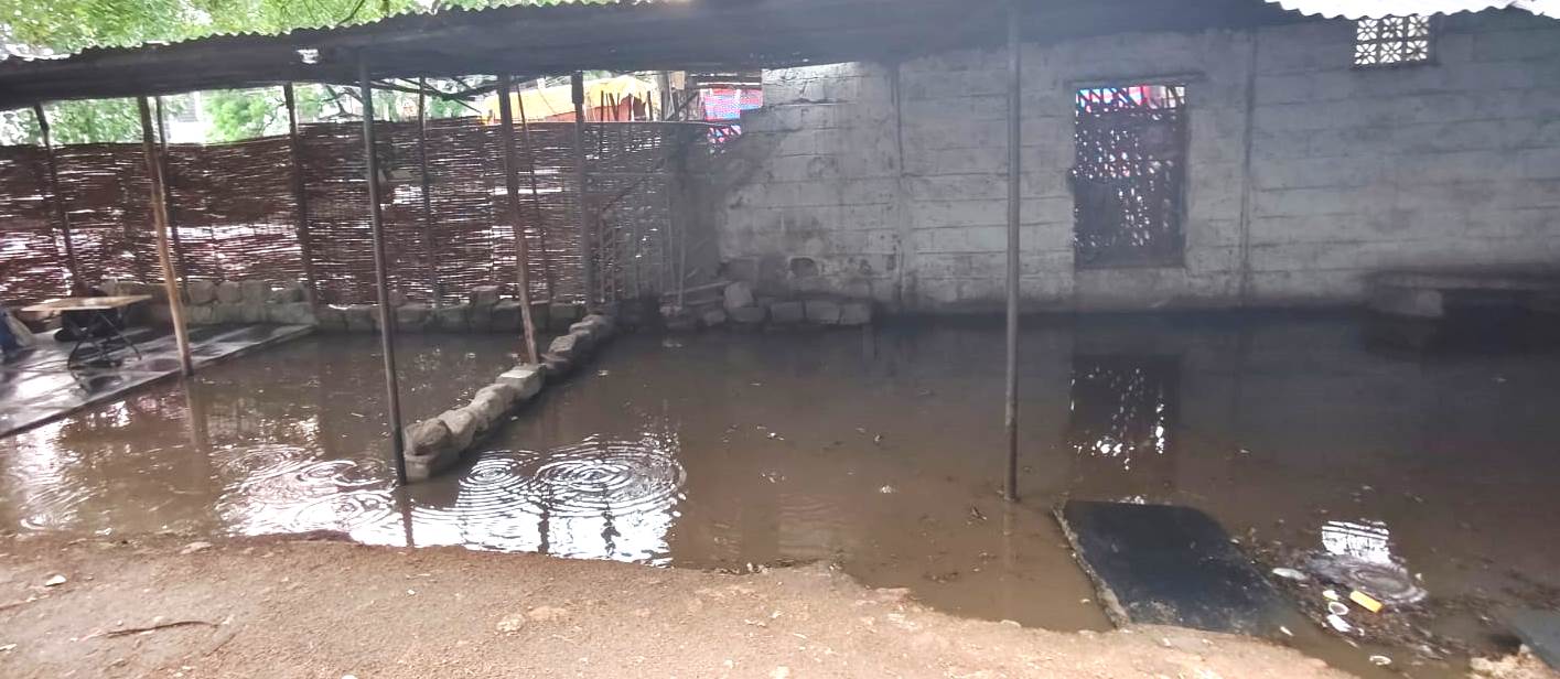 ಸಿರುಗುಪ್ಪ ನಗರದ ಉಪನೋಂದಣಿ ಇಲಾಖೆಯ ಆವರಣದಲ್ಲಿ ಪತ್ರಬರಹಗಾರರು ಕೂರುವ ಸ್ಥಳವು ಸಂಪೂರ್ಣ ಮಳೆ ನೀರಿನಿಂದ ಆವೃತವಾಗಿದೆ