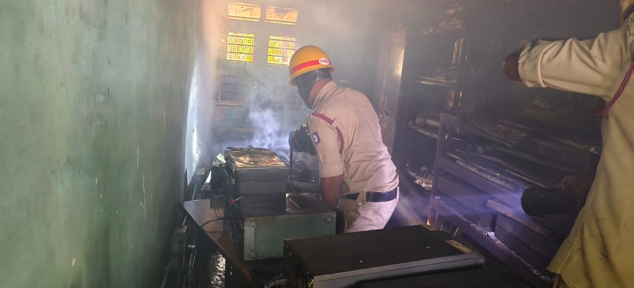 ಅಗ್ನಿಶಾಮಕ ದಳದ ಸಿಬ್ಬಂದಿಗಳು ಬೆಂಕಿಯನ್ನು ನಂದಿಸುತ್ತಿರುವುದು