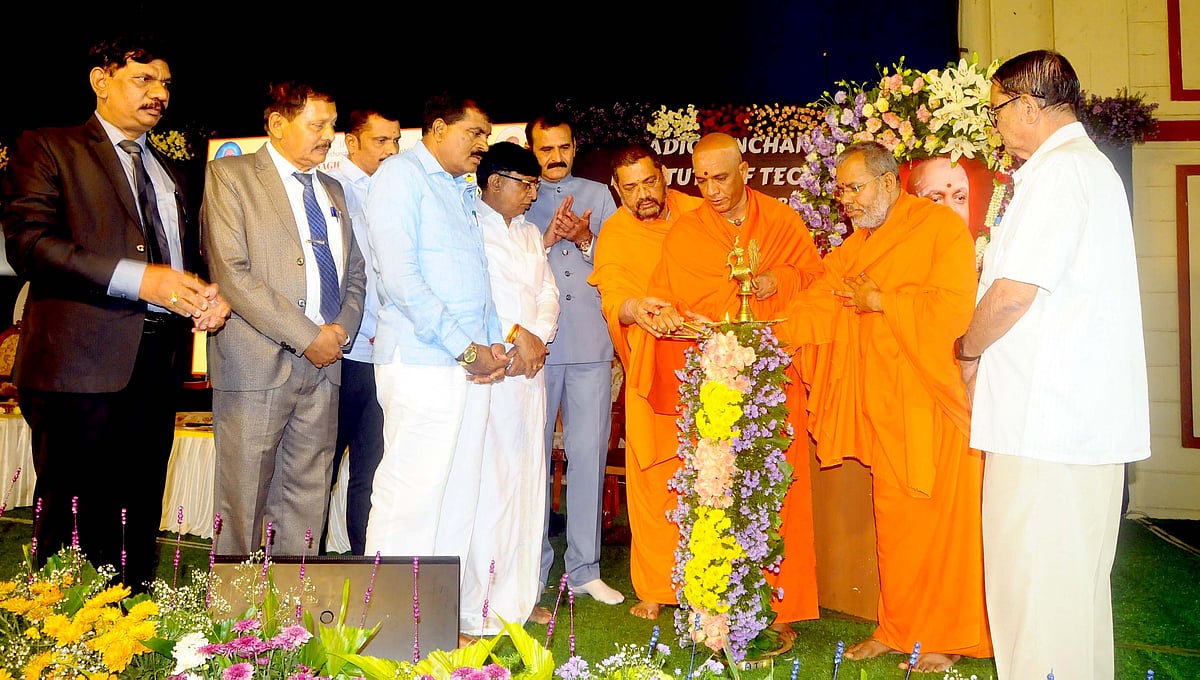 ವಿದ್ಯಾರ್ಥಿಗಳು ಸಮಾಜಕ್ಕೆ ಒಳಿತು ಮಾಡಿ:  ನಿರ್ಮಲನಂದನಾಥ ಸ್ವಾಮೀಜಿ 