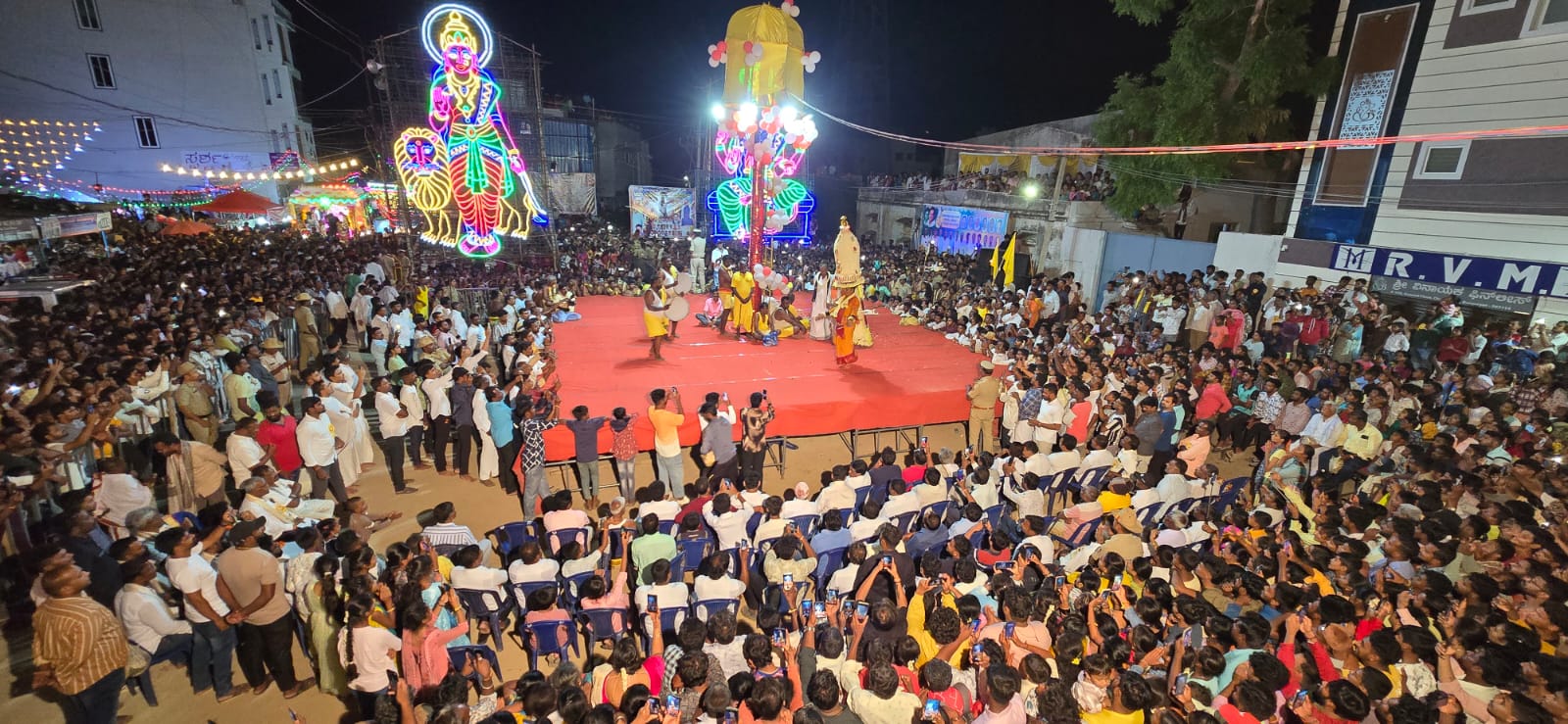 ಬಂಗಾರಪೇಟೆಯ ಶ್ರೀಧರ್ಮರಾಯ ಸ್ವಾಮಿ ದ್ರೌಪದಮ್ಮ ಕರಗ ಮಹೋತ್ಸವದಲ್ಲಿ ಭಾಗವಹಿಸಿದ ಜನಸಾಗರ