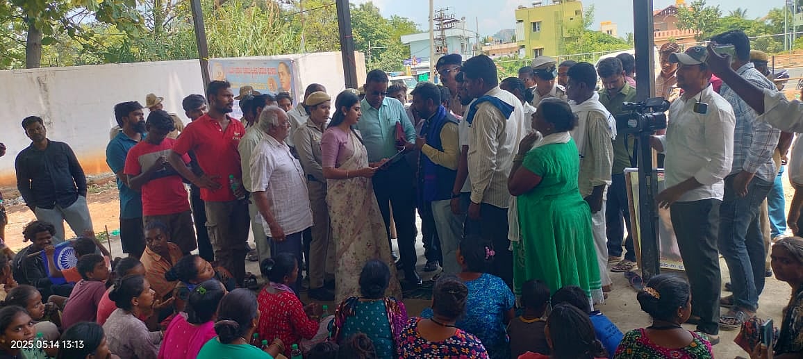 ಅತ್ಯಾಚಾರ ಎಸಗಿ ಮೂಕ ಬಾಲಕಿ ಕೊಲೆ ಆರೋಪ: ಮನೆಮುಂದೆ ಶವವಿಟ್ಟು ಕುಟುಂಬದವರ ಆಕ್ರಂದನ