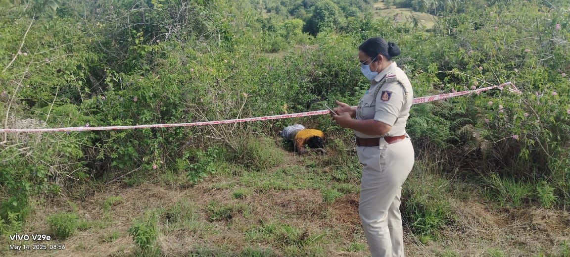 ಕೊಲೆಯಾದ ಸ್ಥಳದಲ್ಲಿ ಮಹಜರು ನಡೆಸುತ್ತಿರುವ ಪೊಲೀಸ್ ಅಧಿಕಾರಿಗಳು.