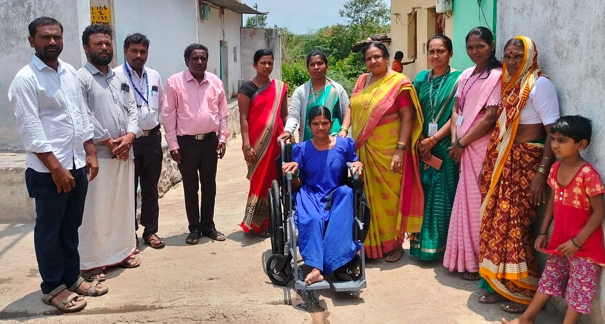 ಬಸವನಬಾಗೇವಾಡಿ: ಅಂಗವಿಕಲರಿಗೆ ವೀಲ್ ಚೇರ್ ವಿತರಣೆ