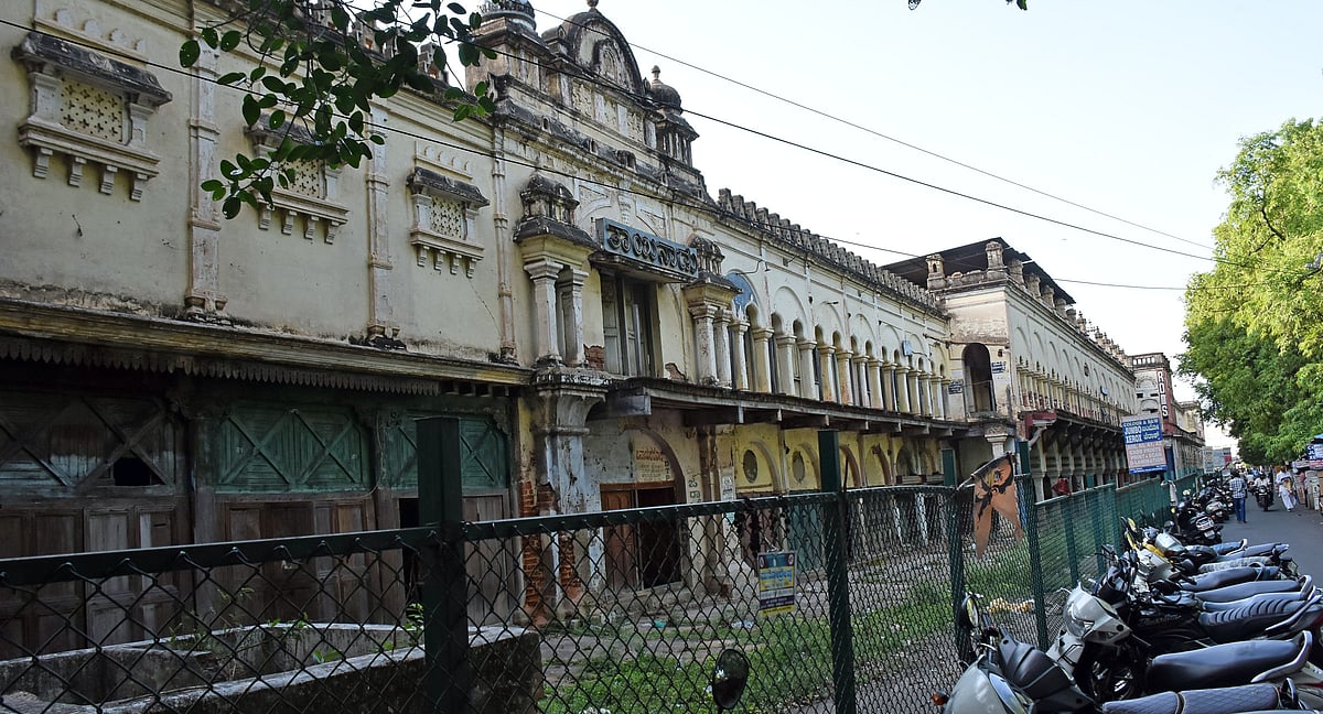 ಮೈಸೂರು: ‘ಲಾನ್ಸ್‌ಡೌನ್‌’ ಕುಸಿತಕ್ಕೆ ಕಾಯುತ್ತಿರುವ ಪಾಲಿಕೆ
