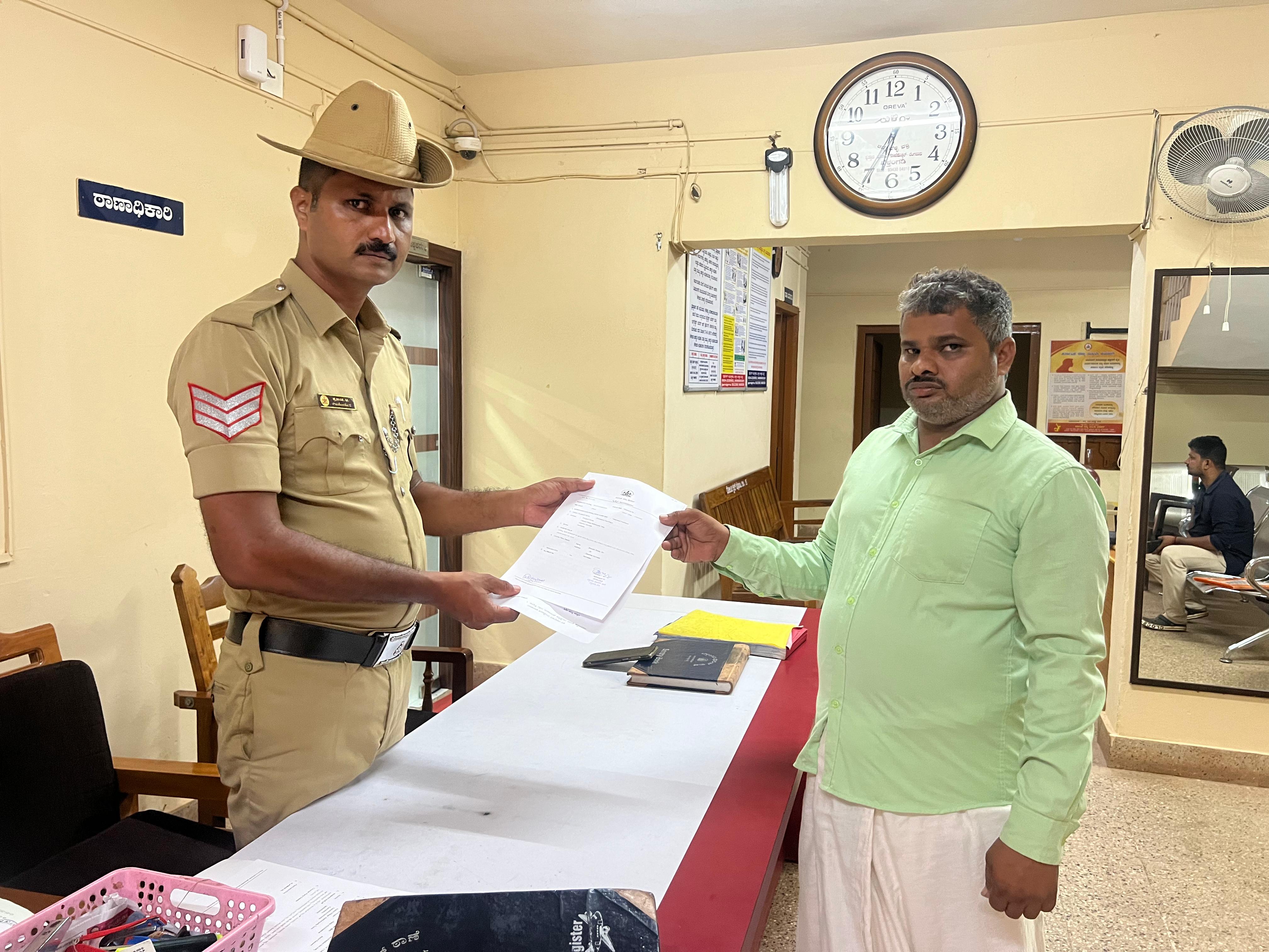 ಬೆಳ್ತಂಗಡಿ ಪೊಲೀಸ್ ಠಾಣೆಯಲ್ಲಿ ಹರಿಪ್ರಸಾದ್ ಇರುವರ್ತಾಯ ದೂರು ನೀಡುತ್ತಿರುವುದು