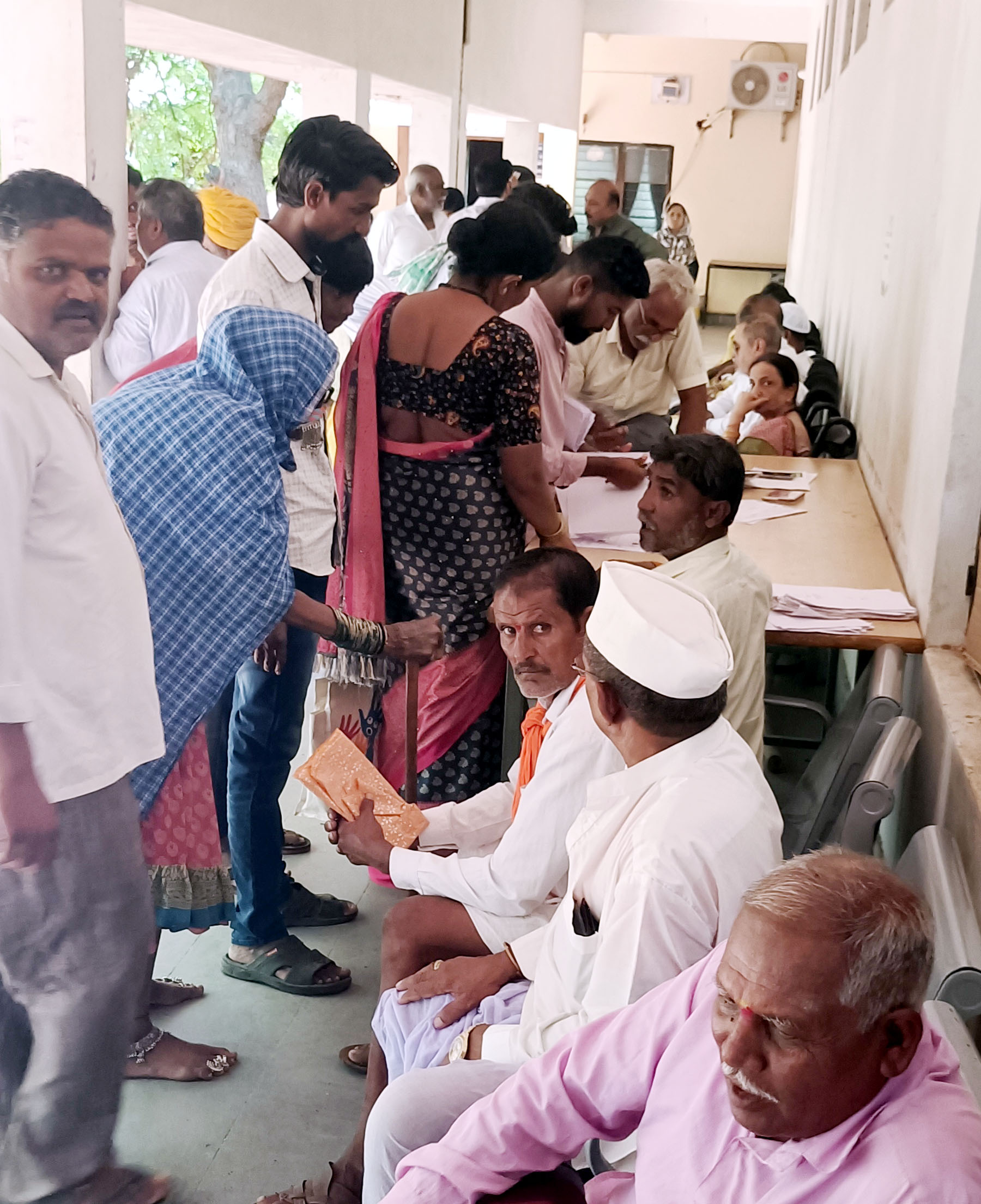ಮುದ್ದೇಬಿಹಾಳ ತಾಂಡಾ ನಿವಾಸಿಗಳಿಂದ ಹಕ್ಕುಪತ್ರಗಳನ್ನು ನೋಂದಣಿ ಮಾಡಿಸುತ್ತಿರುವುದು