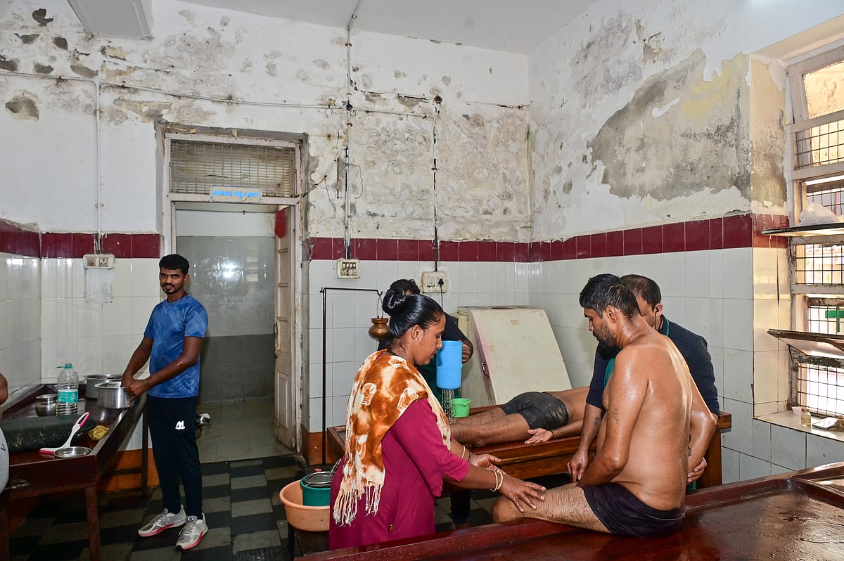 ಬೆಂಗಳೂರು | ಸರ್ಕಾರಿ ಆಯುರ್ವೇದ ಆಸ್ಪತ್ರೆ: ಮುರಿದ ಬೆಂಚು, ಸೋರುವ ಚಾವಣಿ 