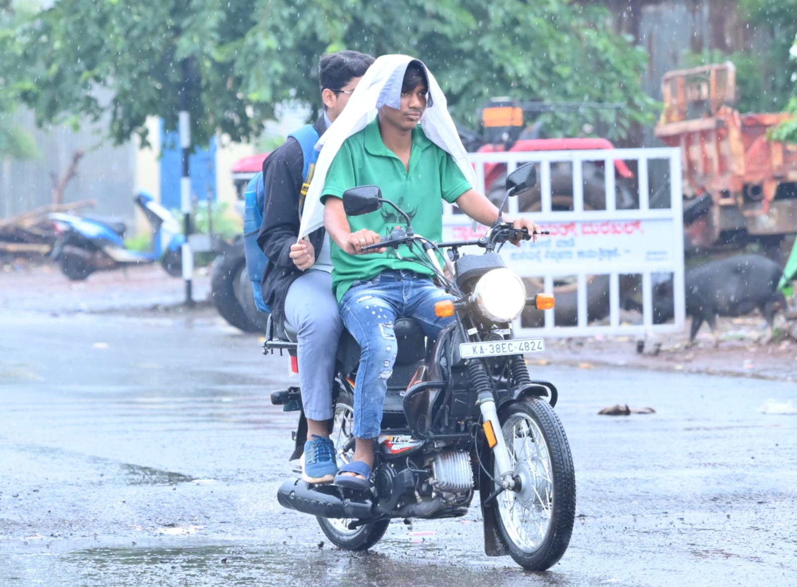 ಮಳೆಯಲ್ಲೇ ಬೈಕ್‌ ಸವಾರಿ...