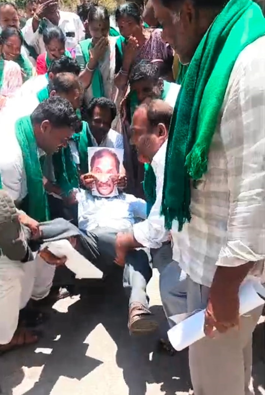 ಪ್ರತಿಭಟನಕಾರರು ಇಂಧನ ಸಚಿವ ಕೆ.ಜೆ.ಜಾರ್ಜ್‌ ಅವರ ಅಣಕು ಶವಯಾತ್ರೆ ನಡೆಸಿದರು