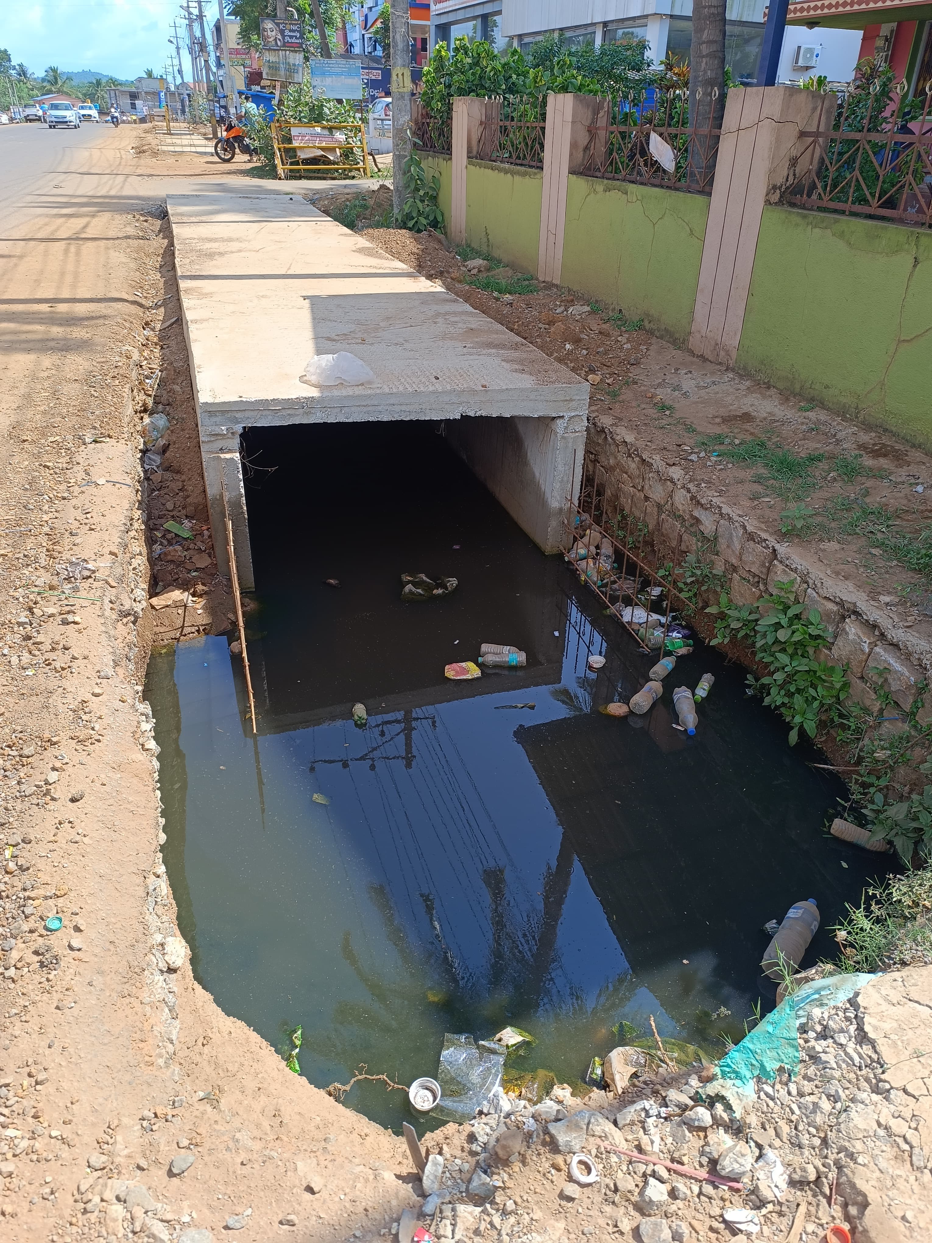 ವಕೀಲರ ಭವನದ ಎದುರು ಅಸಮರ್ಪಕ ಕಾಮಗಾರಿಯಿಂದ ಚರಂಡಿಯಲ್ಲಿ ಮಳೆಯ ನೀರು ನಿಂತಿರುವುದು 