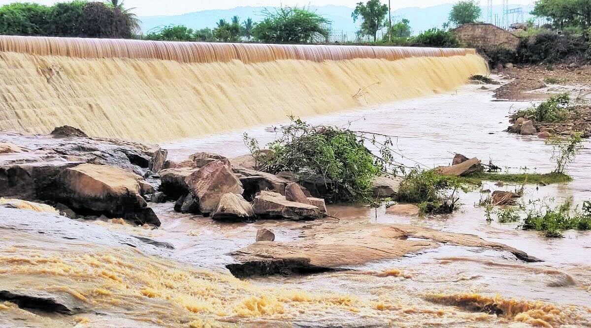Karnataka Rains | ಕೆಲವೆಡೆ ಧಾರಾಕಾರ ಮಳೆ, ತಗ್ಗಿದ ತಾಪಮಾನ