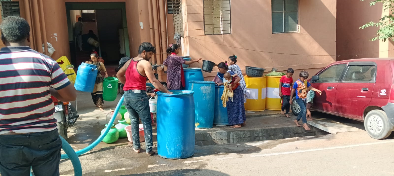 ಕಲಬುರಗಿ ಮಹಾನಗರ ಪಾಲಿಕೆ ವ್ಯಾಪ್ತಿಯ 41ನೇ ವಾರ್ಡ್‌ನಲ್ಲಿ ಟ್ಯಾಂಕರ್‌ ಮೂಲಕ ನೀರು ಪೂರೈಸಲಾಯಿತು