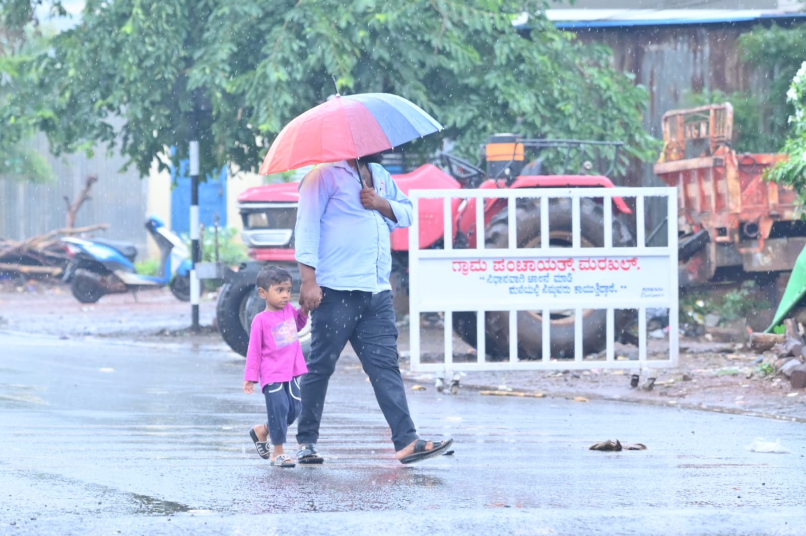 ಜಿಟಿಜಿಟಿ ಮಳೆಯಲ್ಲೇ ಕೊಡೆ ಹಿಡಿದುಕೊಂಡು ಮಗನೊಂದಿಗೆ ಹೆಜ್ಜೆ ಹಾಕಿದ ತಂದೆ
–ಪ್ರಜಾವಾಣಿ ಚಿತ್ರಗಳು: ಲೋಕೇಶ ವಿ. ಬಿರಾದಾರ