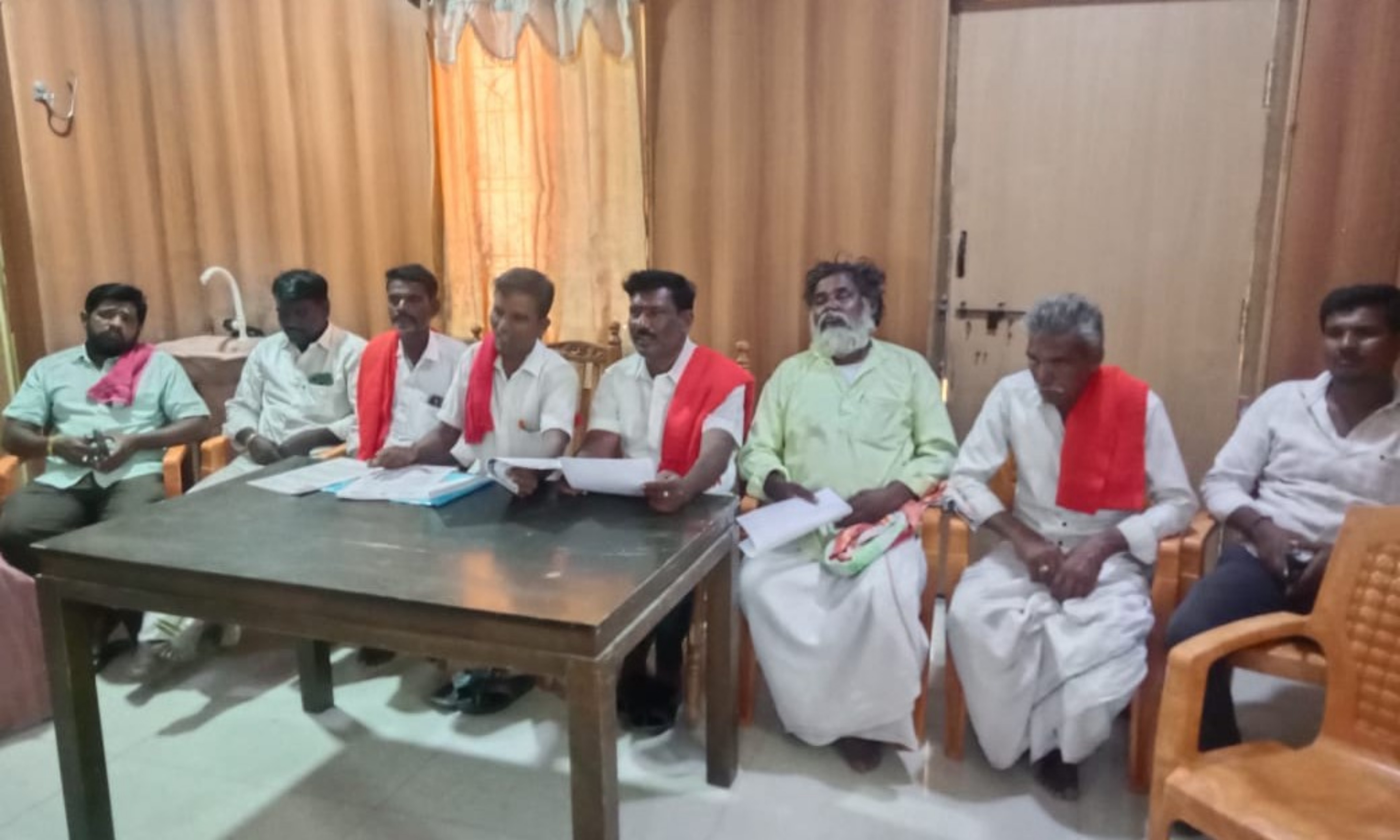 ಸಿರವಾರದಲ್ಲಿ ನಡೆದ ಪತ್ರಿಕಾಗೋಷ್ಠಿಯಲ್ಲಿ ನಾಗರಾಜ ಬೊಮ್ಮನಾಳ ಮಾತನಾಡಿದರು
