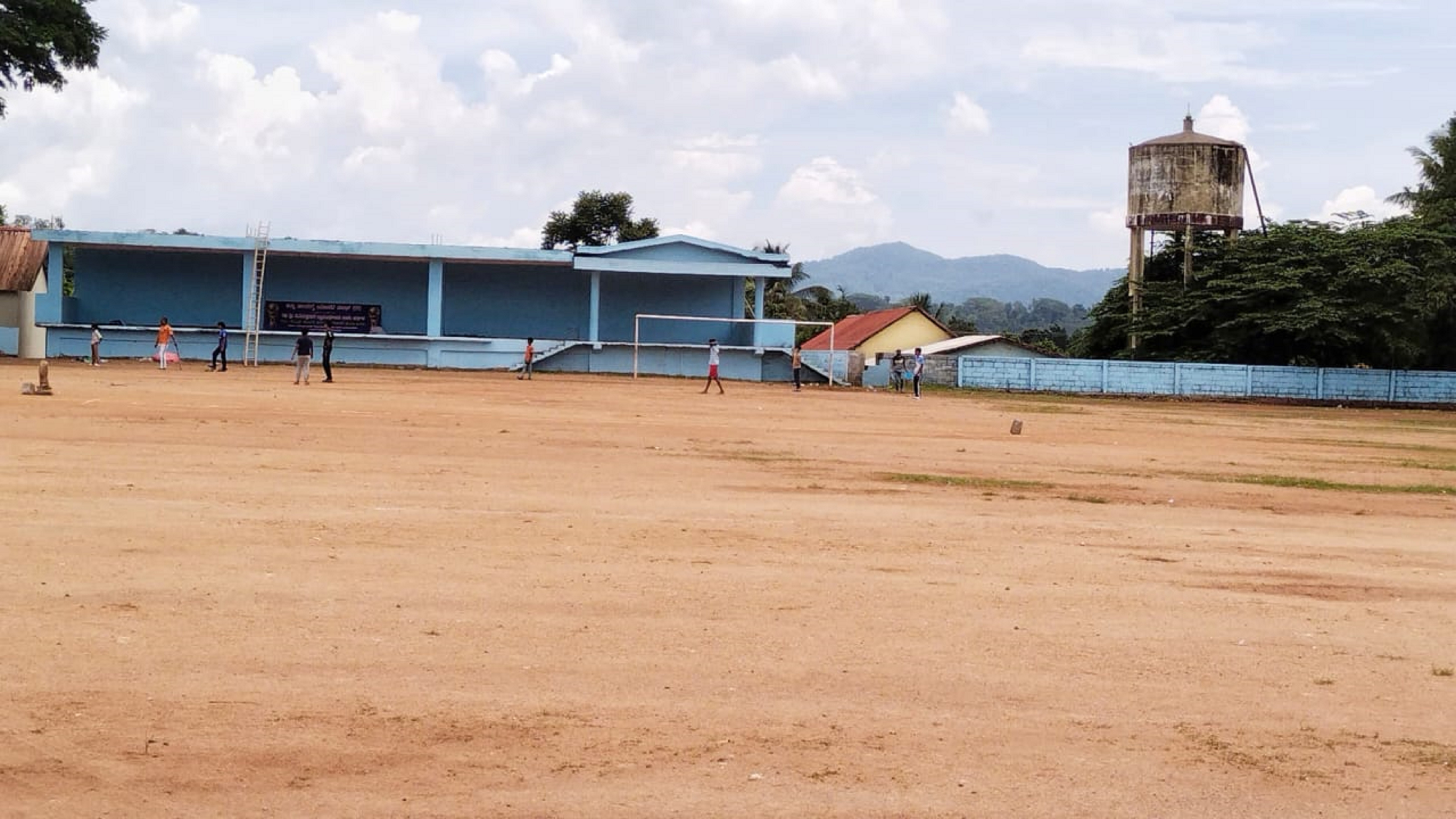 ಫುಟ್‌ಬಾಲ್ ಟೂರ್ನಿಗಾಗಿ ಮೈದಾನ ಸಜ್ಜುಗೊಂಡಿರುವುದು