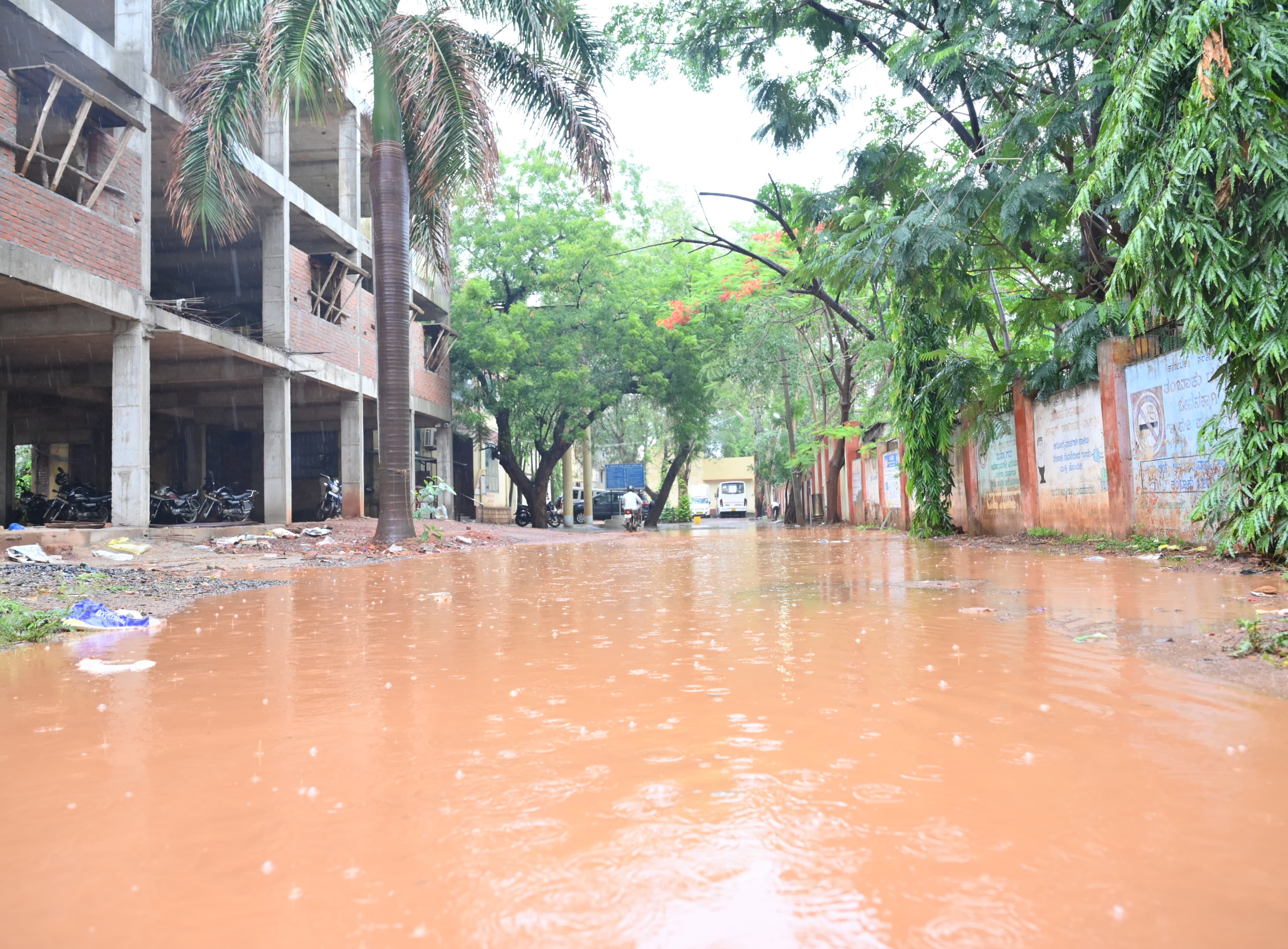 ಮಳೆಗೆ ಬೀದರ್‌ನ ಡಿಎಚ್‌ಒ ಕಚೇರಿ ಪ್ರಾಂಗಣ ಜಲಾವೃತಗೊಂಡಿತು