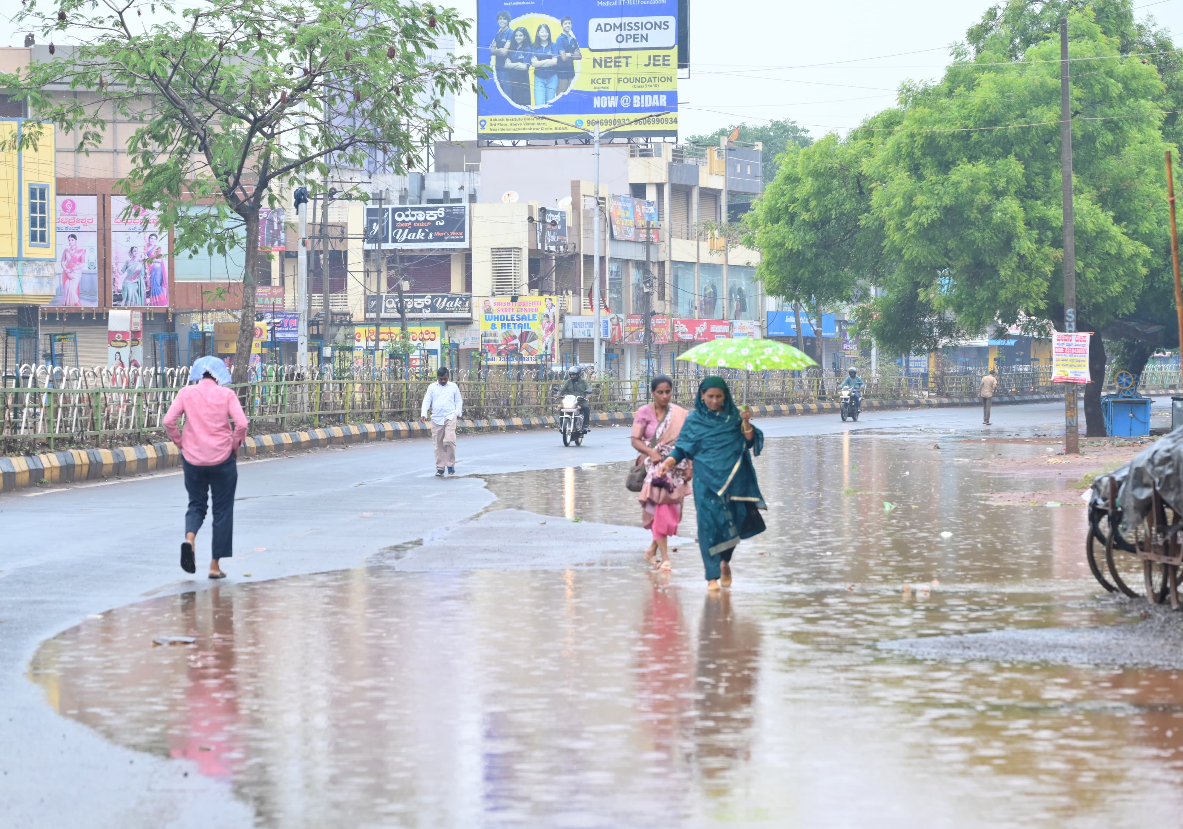 ಗುರುವಾರ ಸುರಿದ ಮಳೆಗೆ ಬೀದರ್‌ನ ಎಸ್‌ಬಿಐ ಕಚೇರಿ ಎದುರಿನ ಮುಖ್ಯರಸ್ತೆಯಲ್ಲಿ ಅಪಾರ ನೀರು ಸಂಗ್ರಹಗೊಂಡಿತು. ಜನ ಅದರಲ್ಲೇ ನಡೆದುಕೊಂಡು ಹೋದರು