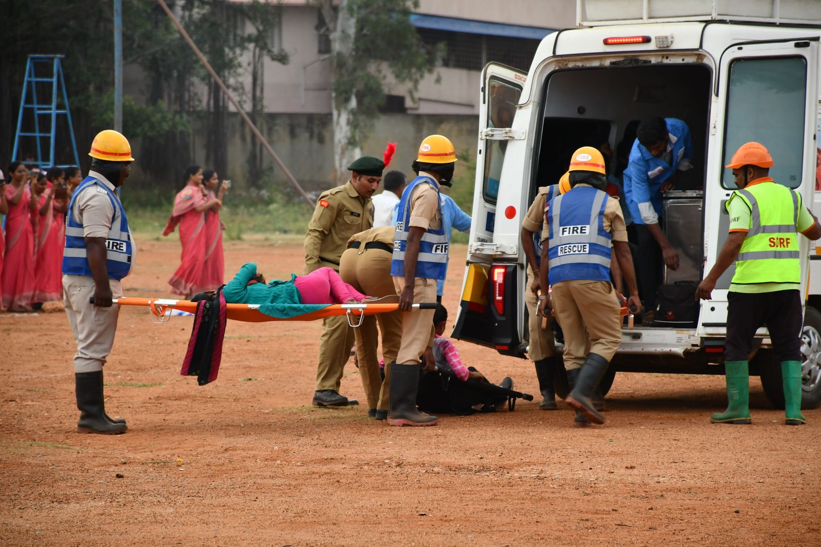 ಅಣಕು ಪ್ರದರ್ಶನದಲ್ಲಿ ವೈದ್ಯಕೀಯ ಸಿಬ್ಬಂದಿಯಿಂದ ನಡೆದ ರಕ್ಷಣಾ ಕಾರ್ಯ