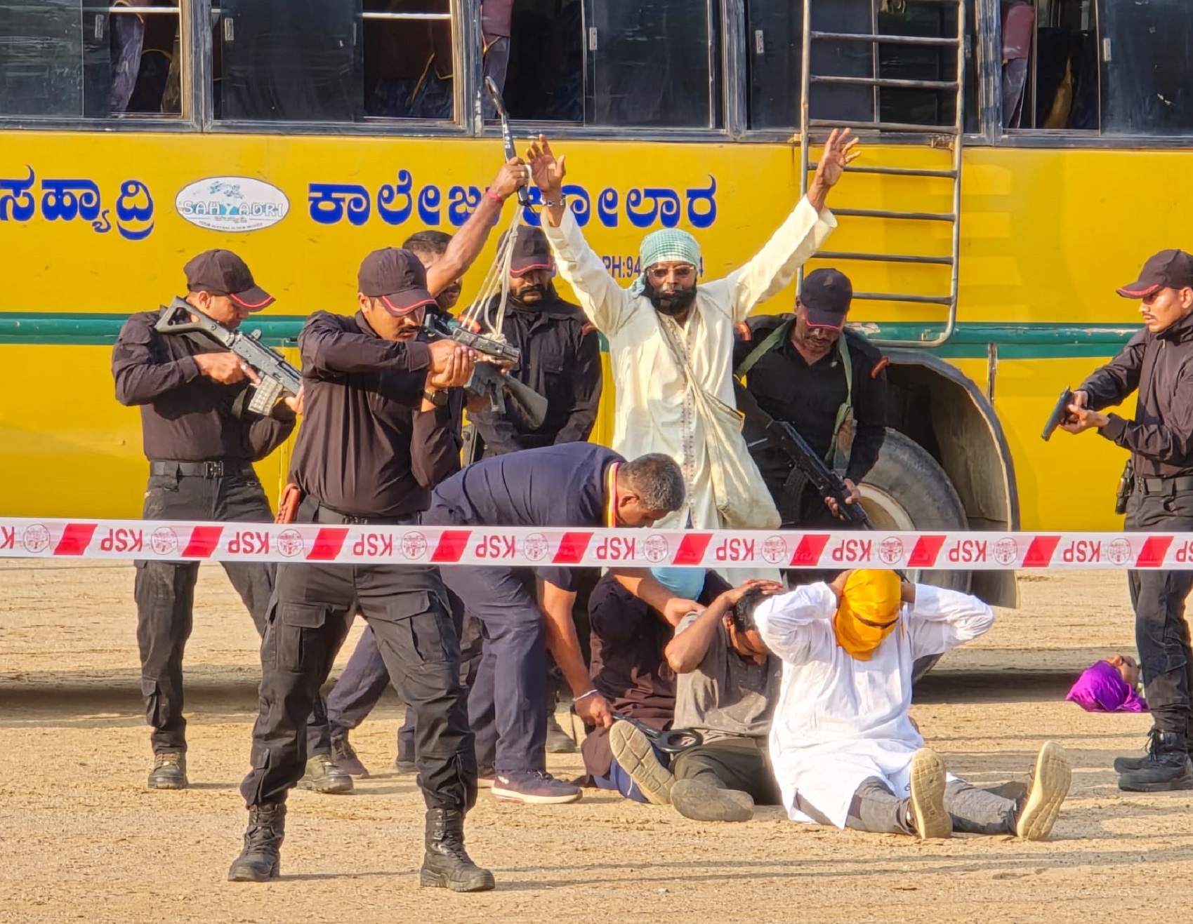 ಬಸ್‌ಅನ್ನು ಉಗ್ರರು ಅಪಹರಣ ಮಾಡಿದಾಗ ಅದರಲ್ಲಿದ್ದ ಜನರನ್ನು ಕಮಾಂಡೊ ಪಡೆ ರಕ್ಷಣೆ ಮಾಡಿ ಉಗ್ರರನ್ನು ವಶಕ್ಕೆ ಪಡೆಯುವ ಅಣುಕು ಕಾರ್ಯಾಚರಣೆ