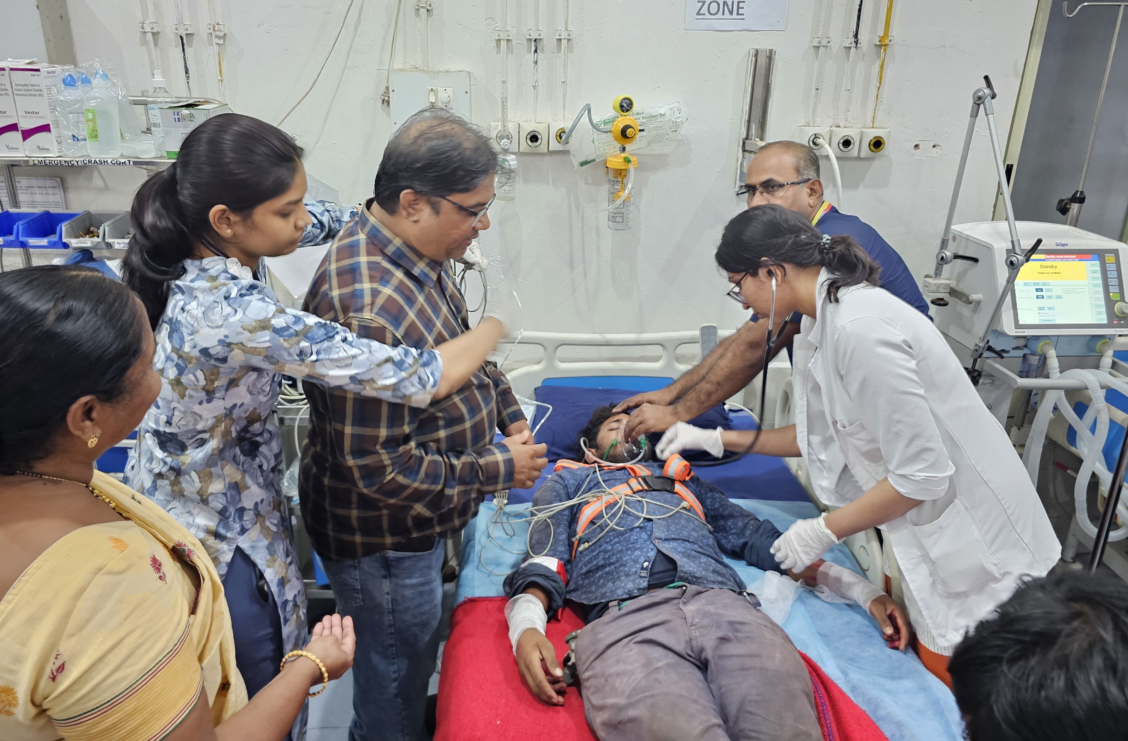 ಬೆಳಗಾವಿಯ ಹಿಂಡಾಲ್ಕೋ ಕಾರ್ಖಾನೆಯಲ್ಲಿ ಸಂಭವಿಸಿದ ಅವಘಡದಲ್ಲಿ ಗಾಯಗೊಂಡ ಕಾರ್ಮಿಕನಿಗೆ ಜಿಲ್ಲಾಸ್ಪತ್ರೆಯಲ್ಲಿ ಚಿಕಿತ್ಸೆ ನೀಡುತ್ತಿರುವುದು   ಪ್ರಜಾವಾಣಿ ಚಿತ್ರ