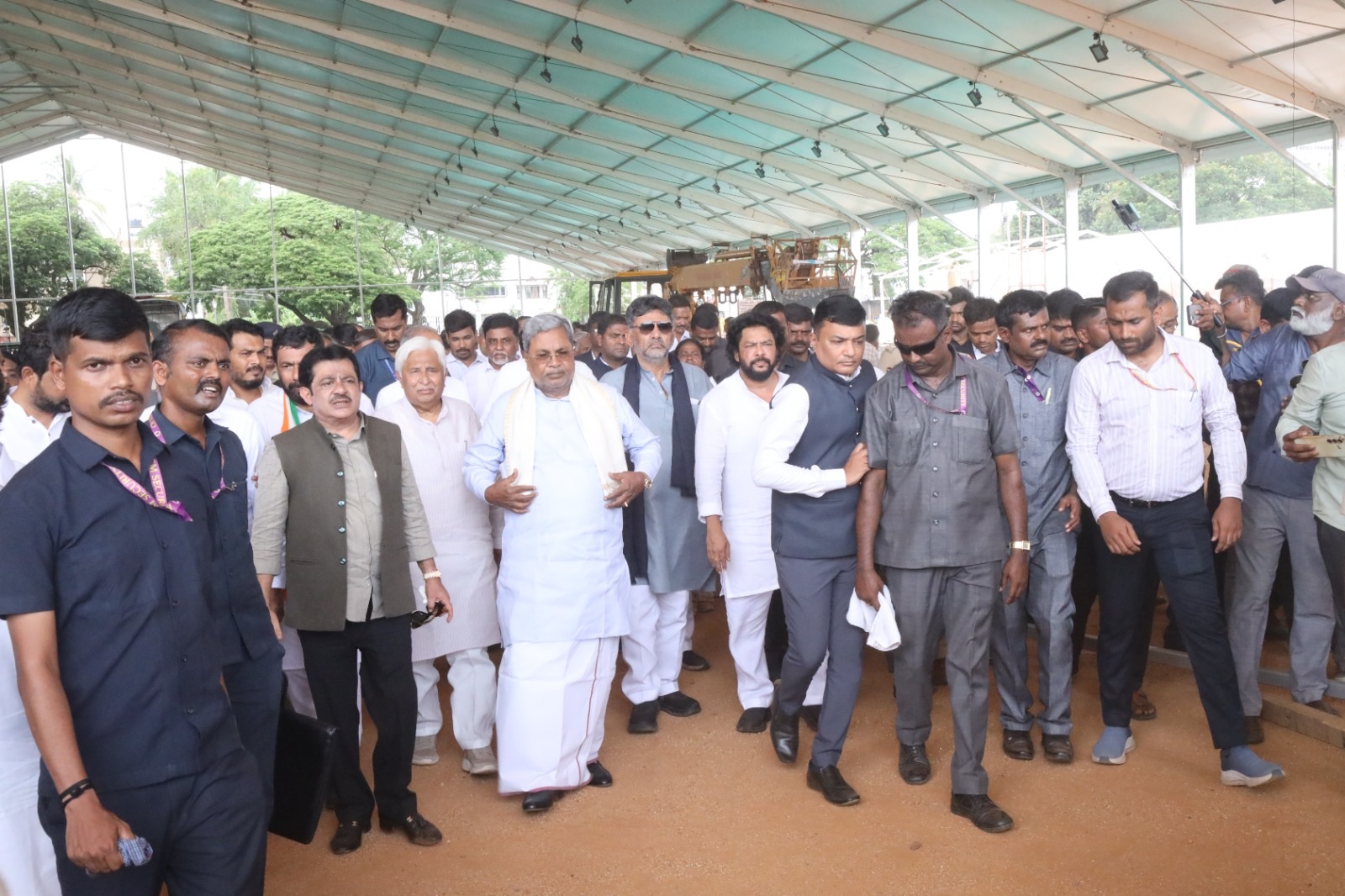 ಹೊಸಪೇಟೆಯಲ್ಲಿ ಶುಕ್ರವಾರ ರಾಜ್ಯ ಸರ್ಕಾರದ ಸಮರ್ಪಣಾ ಸಾಧನಾ ಸಮಾವೇಶದ ಸಿದ್ಧತೆಯನ್ನು ಜಮೀರ್ ಅಹಮದ್ ಖಾನ್ ಎಚ್.ಕೆ.ಪಾಟೀಲ ಸಿದ್ದರಾಮಯ್ಯ ಡಿ.ಕೆ.ಶಿವಕುಮಾರ್ ಮತ್ತಿತರರು ಪರಿಶೀಲಿಸಿದರು.
–ಪ್ರಜಾವಾಣಿ ಚಿತ್ರ