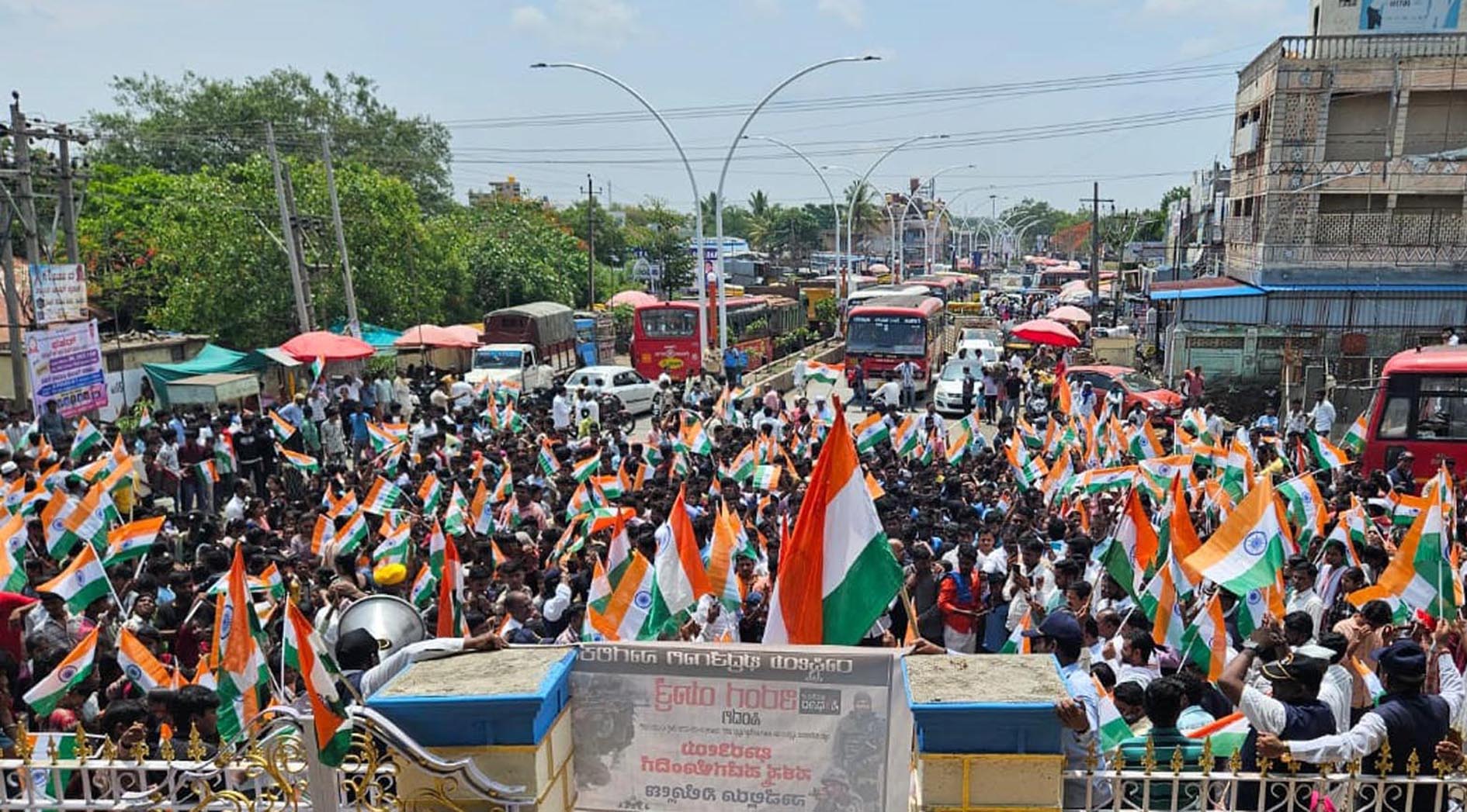 ಸಿಂದಗಿ ಪಟ್ಟಣದ ಡಾ.ಬಿ.ಆರ್.ಅಂಬೇಡ್ಕರ್ ವೃತ್ತದಲ್ಲಿ ಶನಿವಾರ ತ್ರಿವರ್ಣ ಧ್ವಜಗಳು ರಾರಾಜಿಸಿದವು