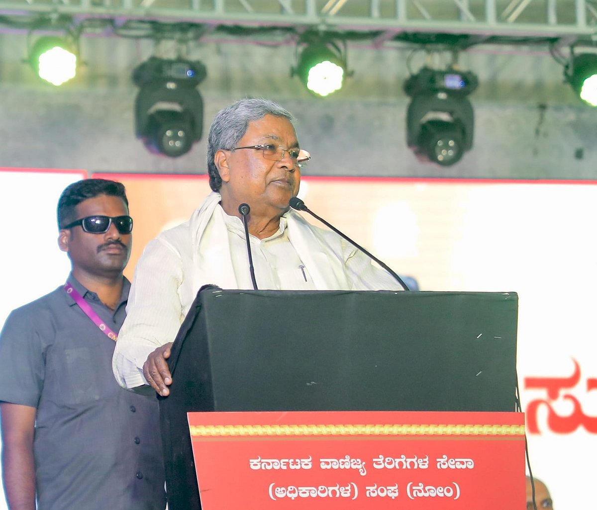 ವಾಣಿಜ್ಯ ತೆರಿಗೆ ಸಂಗ್ರಹ ಗುರಿ ಮುಟ್ಟಲೇಬೇಕು: ಅಧಿಕಾರಿಗಳ ಕಿವಿ ಹಿಂಡಿದ ಸಿಎಂ