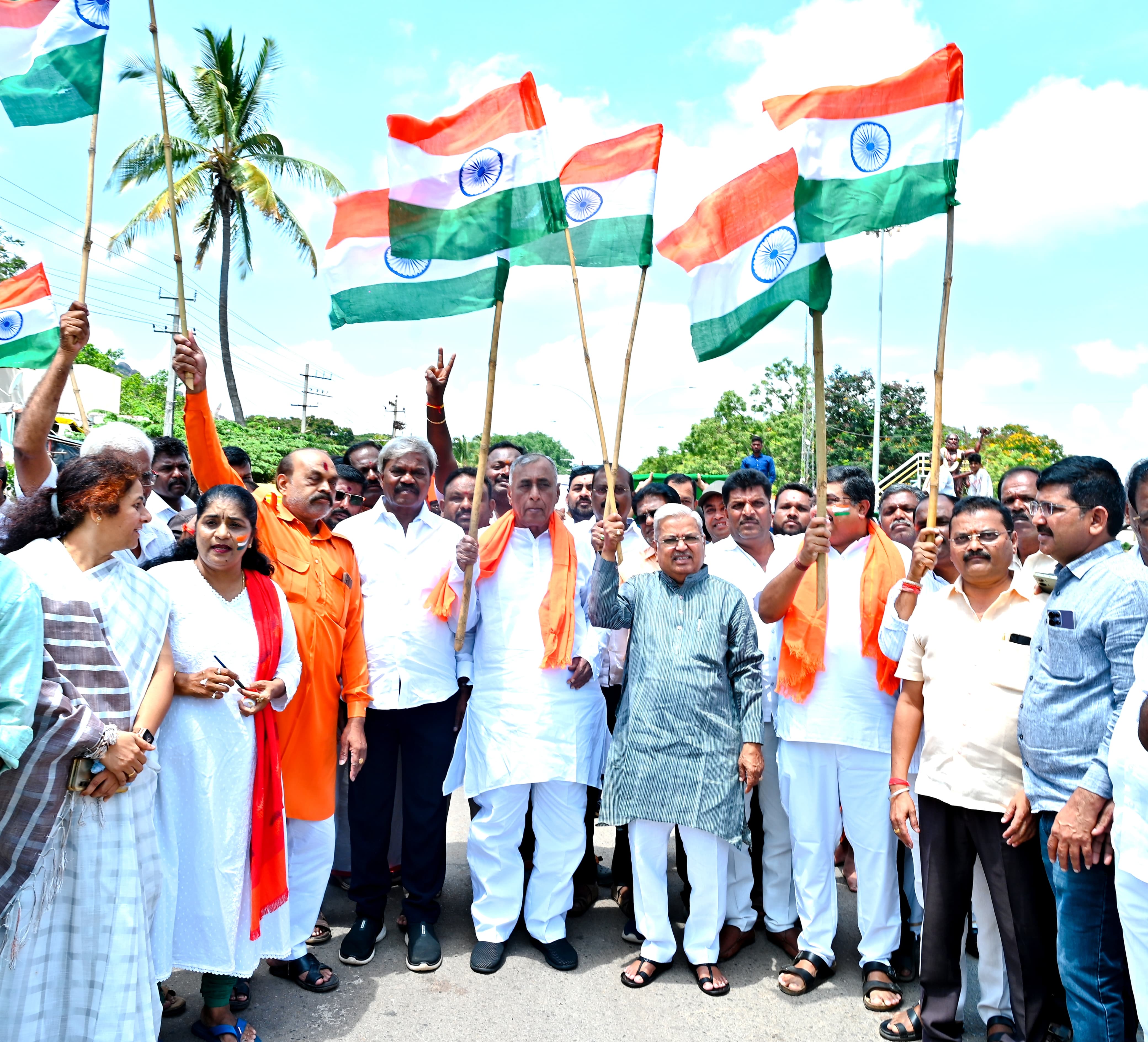 ತಿರಂಗ ಯಾತ್ರೆಯಲ್ಲಿ ಎಂ.ಚಂದ್ರಪ್ಪ ಜಿ.ಎಚ್‌.ತಿಪ್ಪಾರೆಡ್ಡಿ ಗೋವಿಂದ ಕಾರಜೋಳ ಕೆ.ಎಸ್‌.ನವೀನ್‌ ಭಾಗವಹಿಸಿದ್ದರು