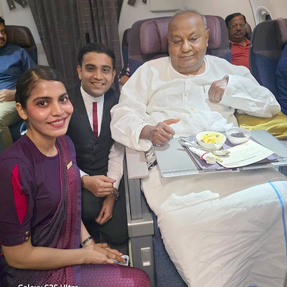 ವಿಮಾನದಲ್ಲಿ ಮಾಜಿ ಪ್ರಧಾನಿ ದೇವೇಗೌಡರಿಗೆ ಅಚ್ಚರಿ ನೀಡಿದ ಏರ್‌ ಇಂಡಿಯಾ ಸಿಬ್ಬಂದಿ