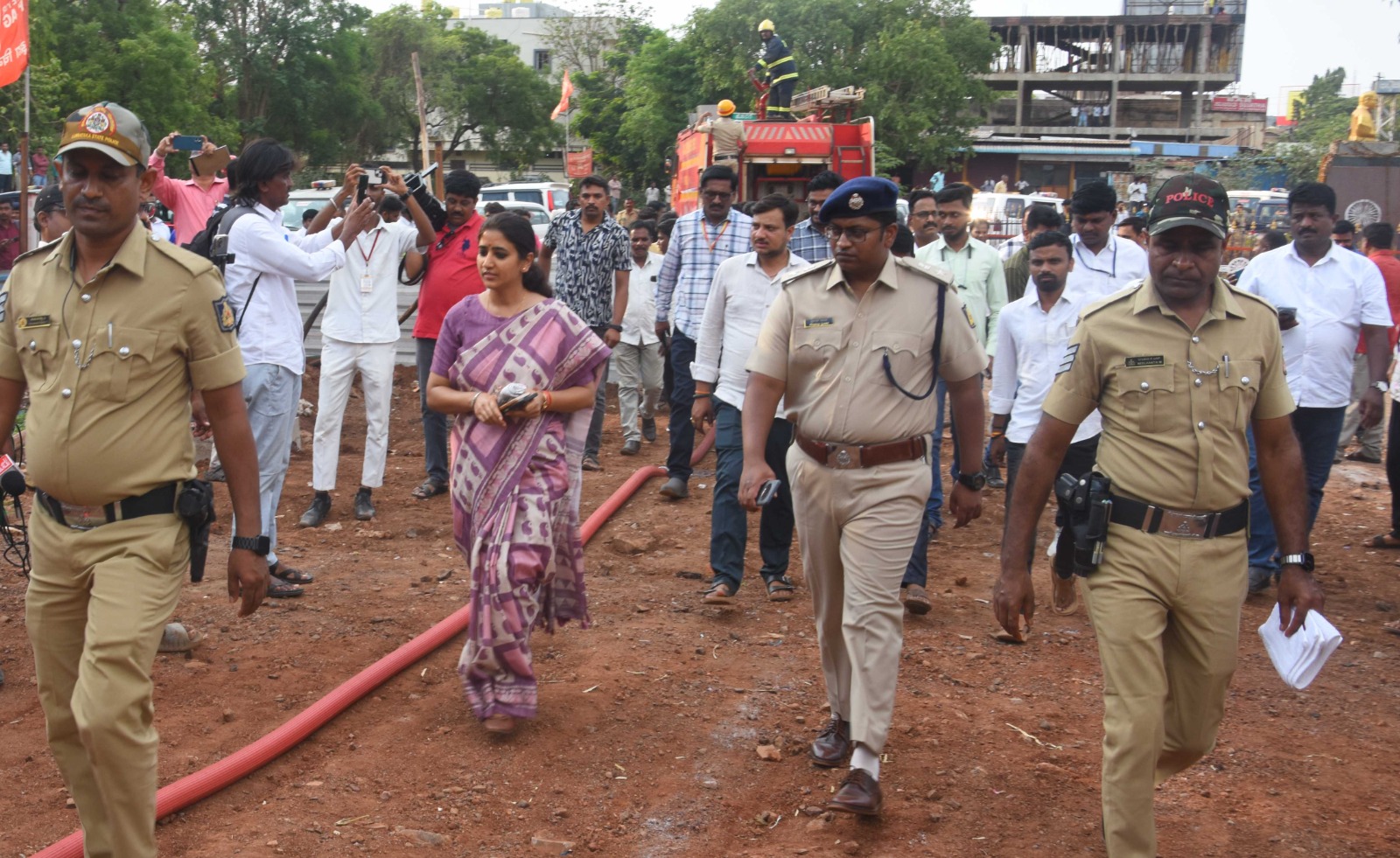 ಅಣಕು ಪ್ರದರ್ಶನ ವೀಕ್ಷಿಸಿದ ಜಿಲ್ಲಾಧಿಕಾರಿ ಶಿಲ್ಪಾ ಶರ್ಮಾ ಎಸ್ಪಿ ಪ್ರದೀಪ್‌ ಗುಂಟಿ ಹಾಗೂ ಇತರೆ ಅಧಿಕಾರಿಗಳು