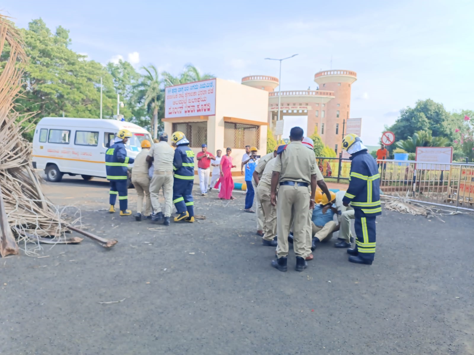 ಆಲಮಟ್ಟಿಯಲ್ಲಿ ಶನಿವಾರ ಉಗ್ರರು ದಾಳಿ ನಡೆಸಿದಾಗ ಕೈಗೊಳ್ಳಬೇಕಾದ ತುರ್ತು ಕ್ರಮಗಳ ಕುರಿತು ವಿಜಯಪುರ ಬಾಗಲಕೋಟೆ ಜಿಲ್ಲಾಡಳಿತದ ನೇತೃತ್ವದಲ್ಲಿ ಅಣಕು ಪ್ರದರ್ಶನ ನಡೆಯಿತು