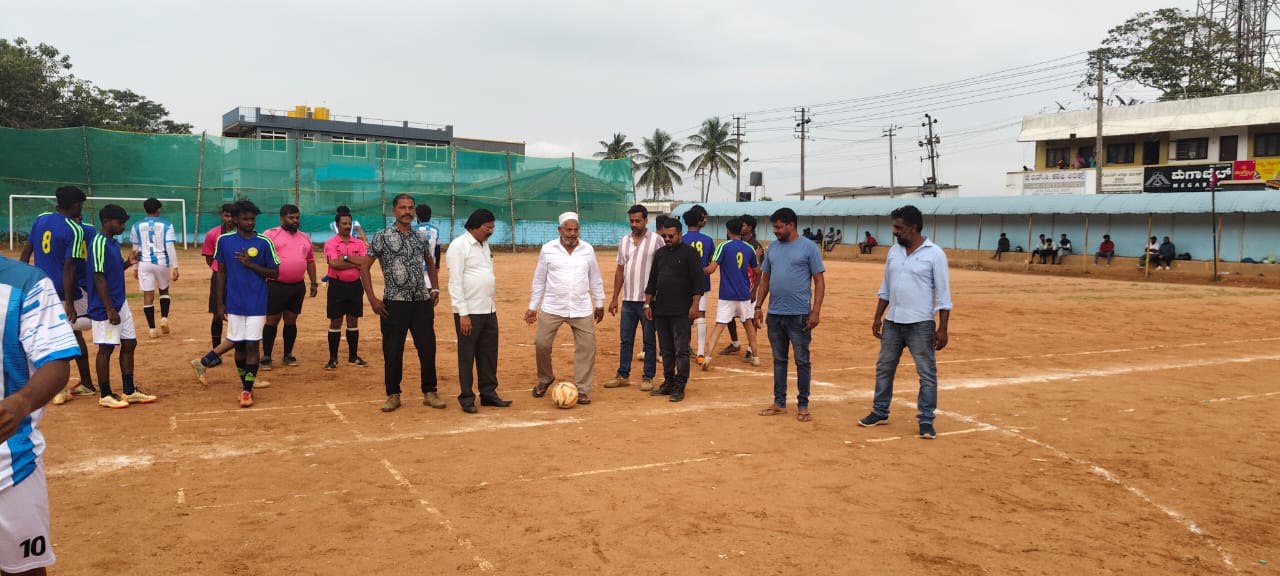 ಸುಂಟಿಕೊಪ್ಪ ಬ್ಲೂ ಬಾಯ್ಸ್ ಯುವಕ ಸಂಘದ ವತಿಯಿಂದ 26ನೇ ವರ್ಷದ ಡಿ. ಶಿವಪ್ಪ ಸ್ಮಾರಕ ರಾಜ್ಯಮಟ್ಟದ ಗೋಲ್ಡ್ ಕಪ್ ಫುಟ್‌ಬಾಲ್ ಟೂರ್ನಿಯ ಎರಡನೇ ದಿನವಾದ ಶನಿವಾರದ ಪಂದ್ಯಗಳಿಗೆ ಹಿರಿಯ ಆಟಗಾರ ಹಸನ್ ಕುಂಞಿ ಚೆಂಡು ಒದೆಯುವುದರ ಮೂಲಕ ಚಾಲನೆ ನೀಡಿದರು
