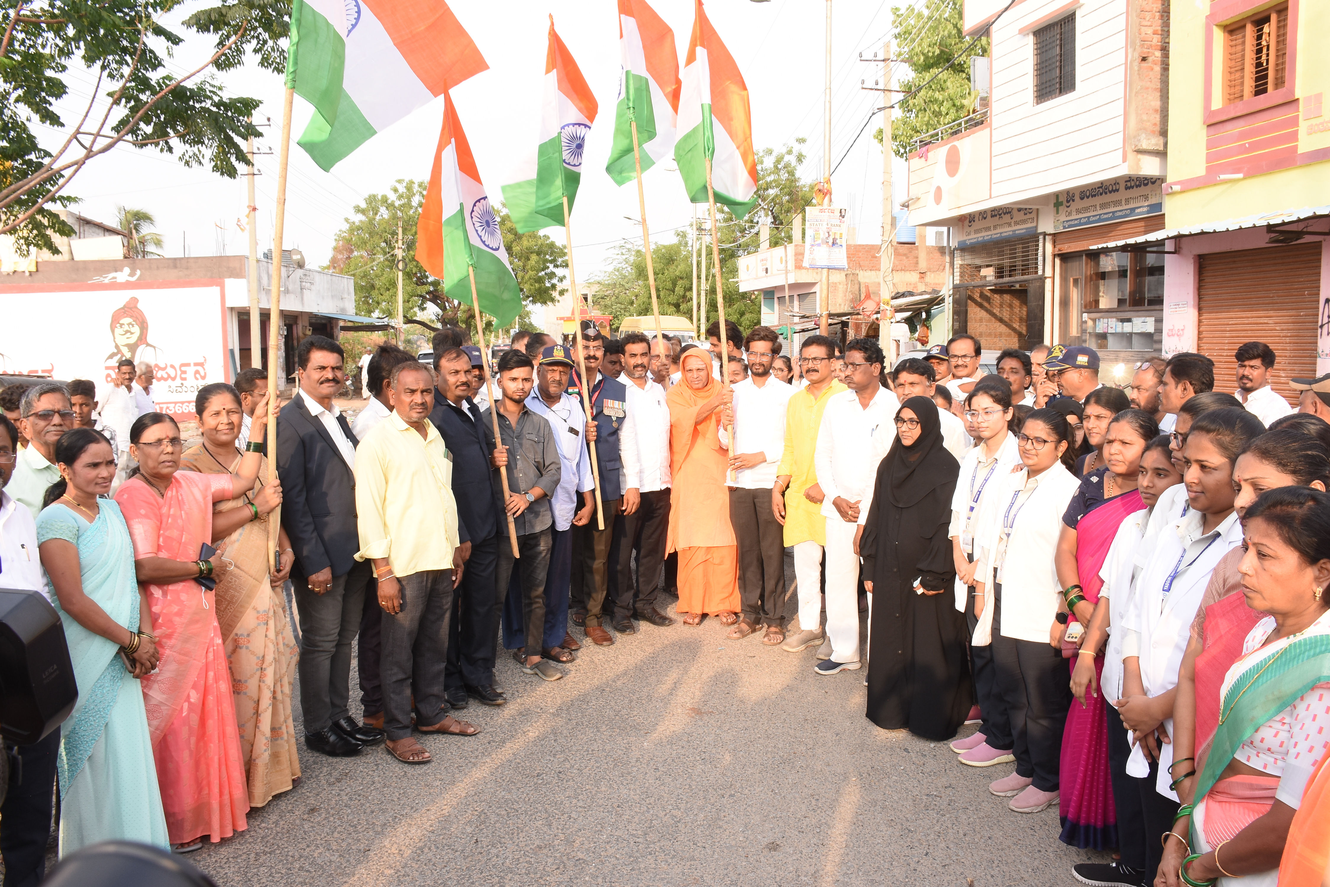 ಮೈಲಾಪುರ ಆಗಸಿಯಿಂದ ಮಹಾತ್ಮ ಗಾಂಧಿ ವೃತ್ತದ ವರೆಗೆ ಬೃಹತ್ ತಿರಂಗಾ ಯಾತ್ರೆಗೆ ದಾಸಬಾಳ ಮಠದ ವೀರೇಶ್ವರ ಸ್ವಾಮೀಜಿ ಚಾಲನೆ ನೀಡಿದರು