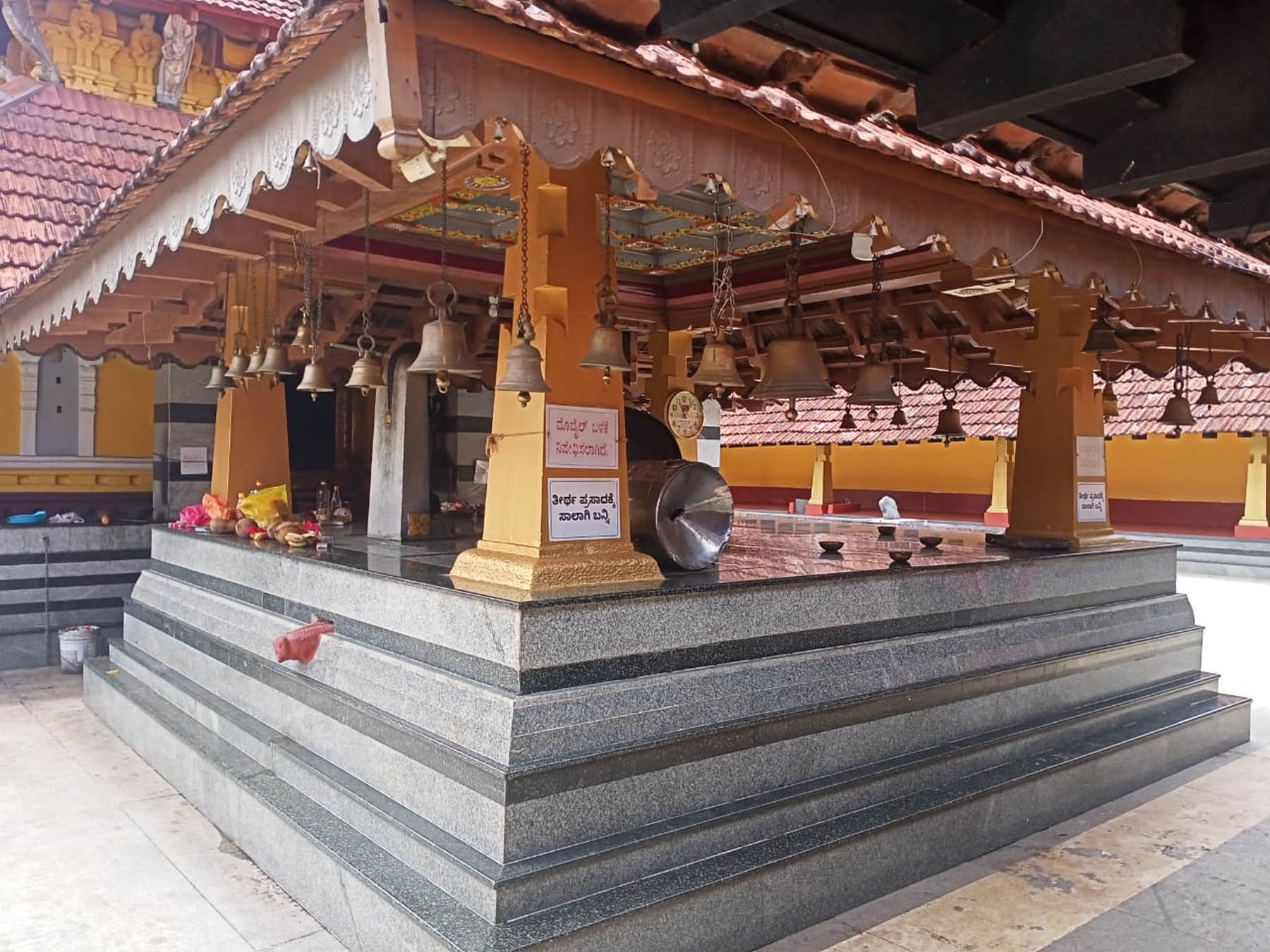 ನಾಪೋಕ್ಲು ಸಮೀಪದ ಪಾಲೂರು ಗ್ರಾಮದ ಮಹಾಲಿಂಗೇಶ್ವರ ದೇವಾಲಯದ ಮುಖ:ಮಂಟಪ