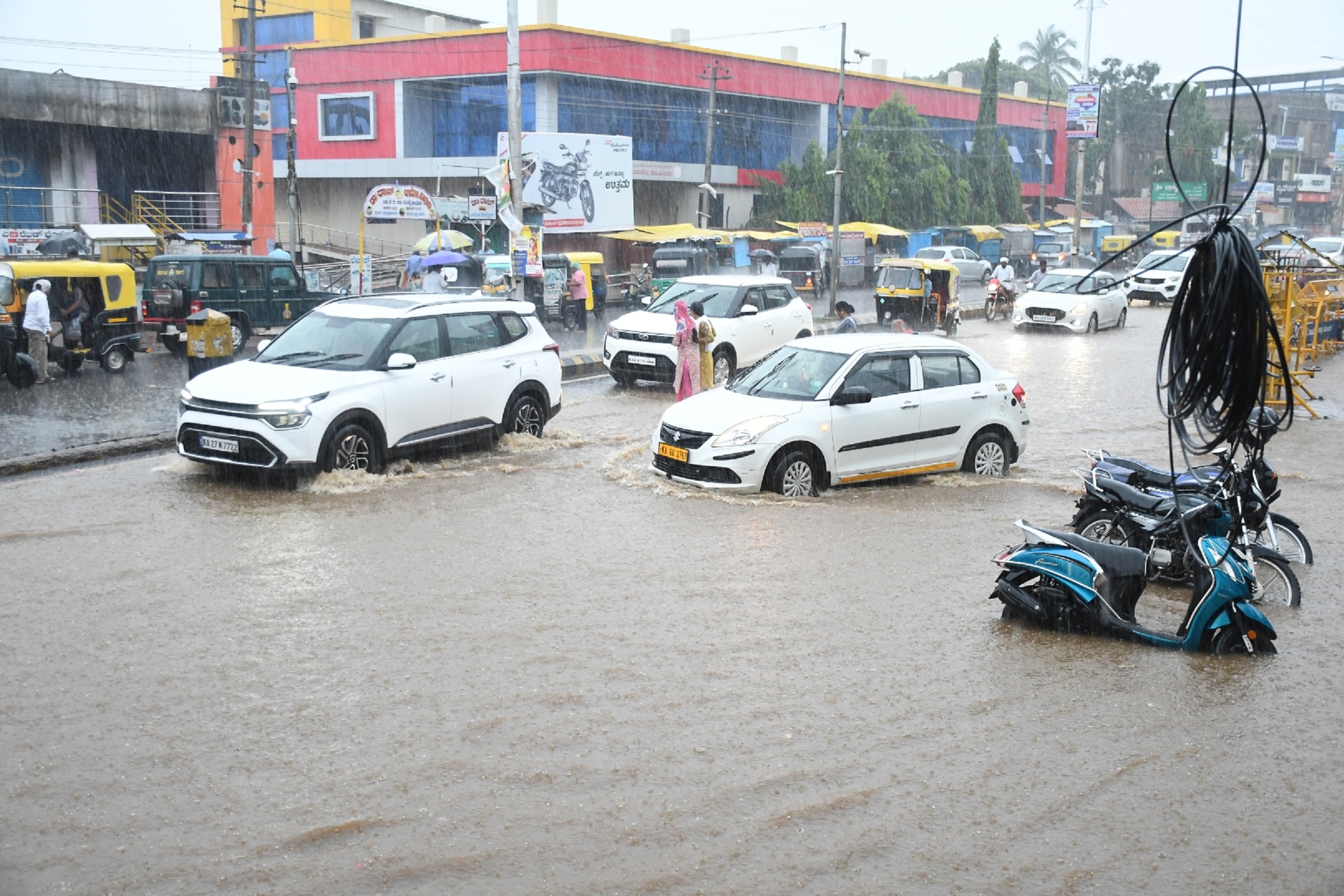 ಹಾವೇರಿ ಹಳೇ ಪಿ.ಬಿ.ರಸ್ತೆಯಲ್ಲಿ ಶನಿವಾರ ಹರಿಯುತ್ತಿದ್ದ ನೀರಿನಲ್ಲಿಯೇ ವಾಹನಗಳು ಸಂಚರಿಸಿದವು