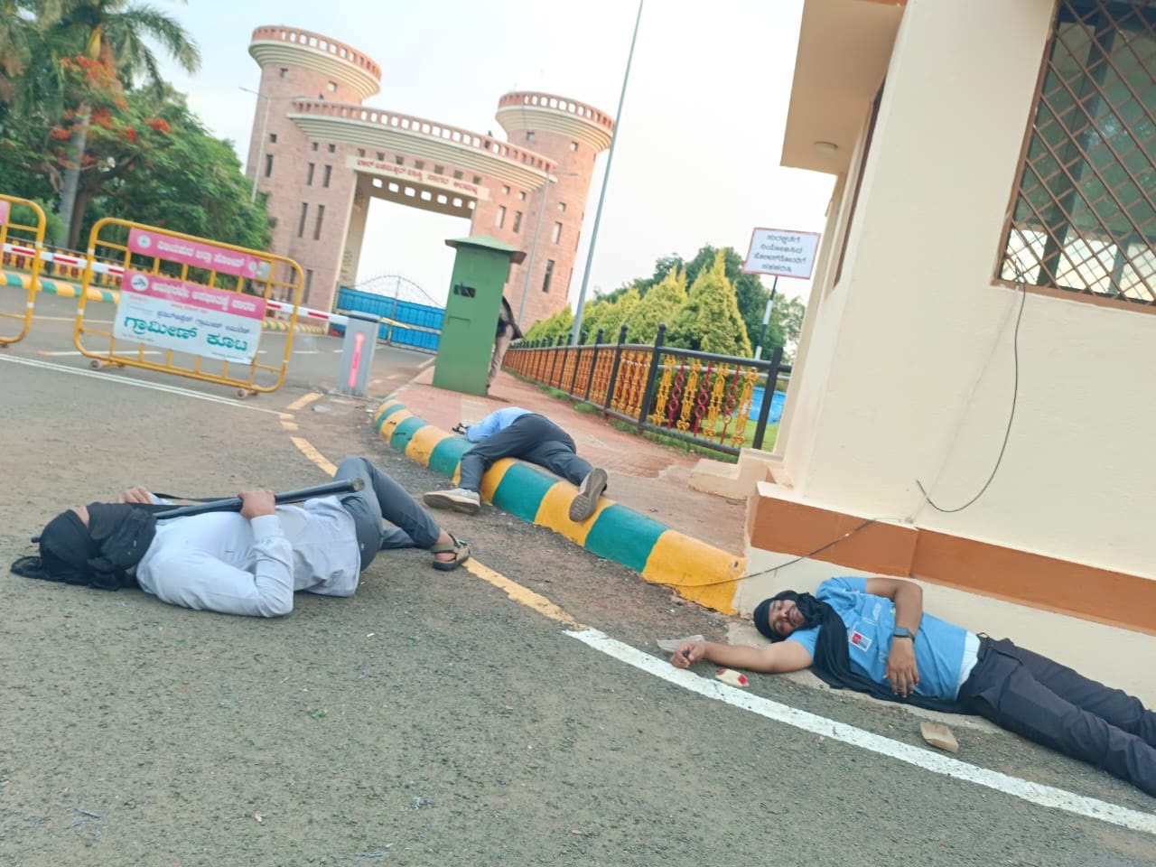ಆಲಮಟ್ಟಿಯಲ್ಲಿ ಶನಿವಾರ ಉಗ್ರರು ದಾಳಿ ನಡೆಸಿದಾಗ ಕೈಗೊಳ್ಳಬೇಕಾದ ತುರ್ತು ಕ್ರಮಗಳ ಕುರಿತು ವಿಜಯಪುರ ಬಾಗಲಕೋಟೆ ಜಿಲ್ಲಾಡಳಿತದ ನೇತೃತ್ವದಲ್ಲಿ ಅಣಕು ಪ್ರದರ್ಶನದಲ್ಲಿ ನೆಲಕ್ಕುರುಳಿದ ಉಗ್ರರ ದೃಶ್ಯ