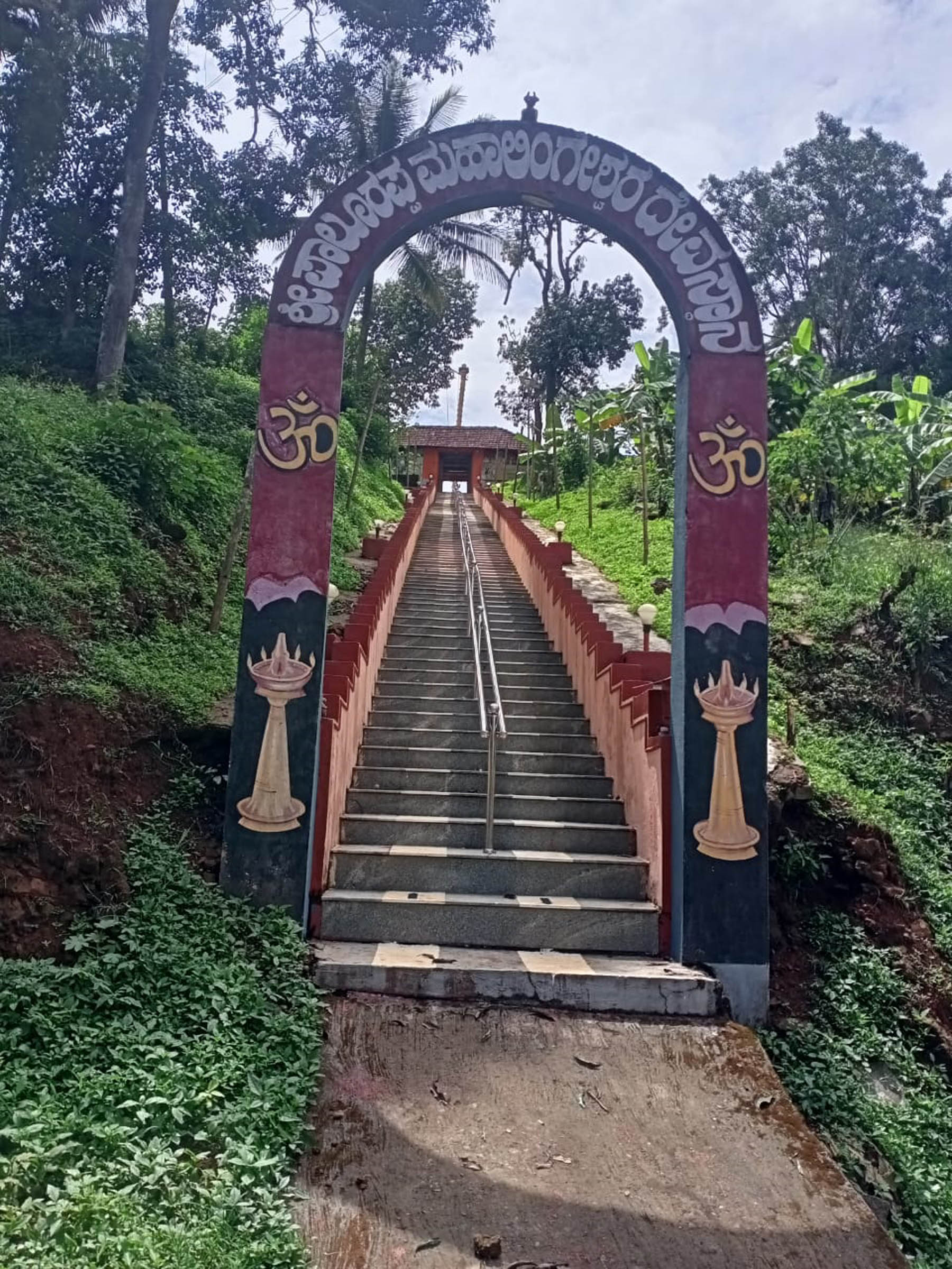 ನಾಪೋಕ್ಲು ಸಮೀಪದ ಪಾಲೂರು ಗ್ರಾಮದ ಮಹಾಲಿಂಗೇಶ್ವರ ದೇವಾಲಯದ ಹೊರನೋಟ