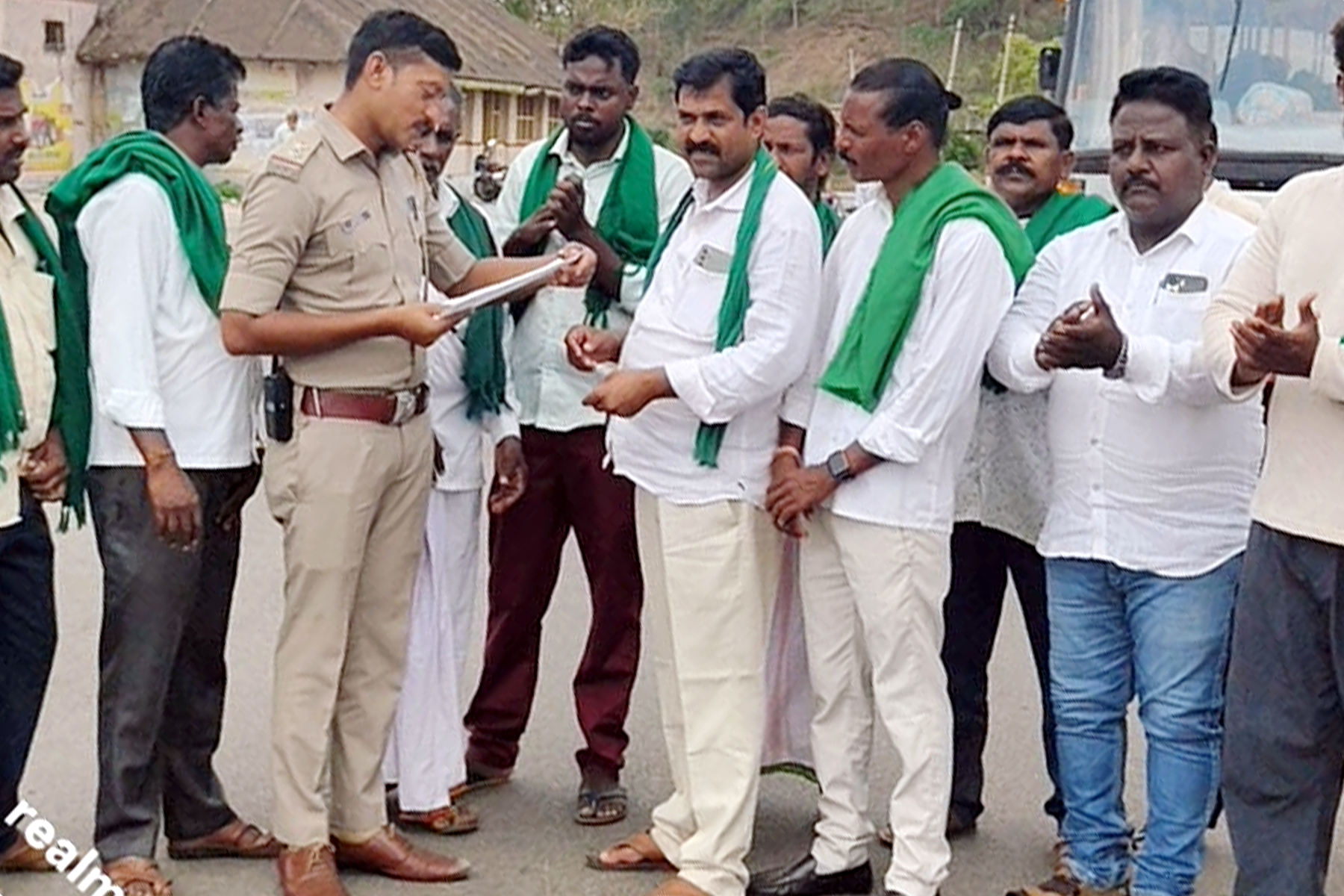 ತ್ಯಾವಣಿಗೆ ಸಮೀಪದ ಸೂಳೆಕೆರೆಯಲ್ಲಿ ಭತ್ತಕ್ಕೆ ಸೂಕ್ತ ಬೆಲೆ ನೀಡಲು ಒತ್ತಾಯಿಸಿ ಶನಿವಾರ ರೈತರು ರಸ್ತೆ ತಡೆದು ಪ್ರತಿಭಟನೆ ನಡೆಸಿದರು