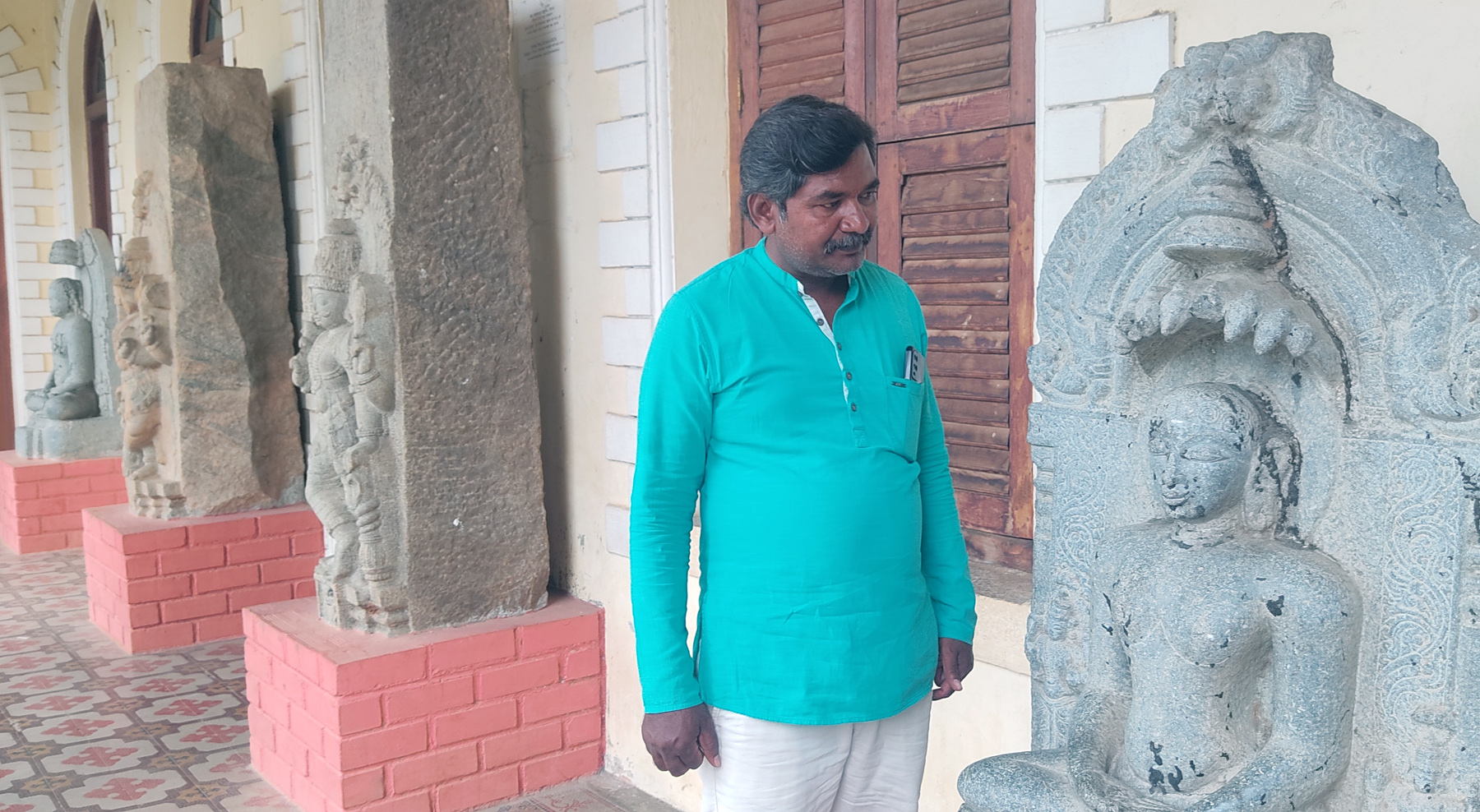 ತೀರ್ಥಂಕರರ ಮೂರ್ತಿ ಶಿಲ್ಪಗಳ ಸಾಲು ವೀಕ್ಷಣೆಯಲ್ಲಿ ಪ್ರವಾಸಿಗ